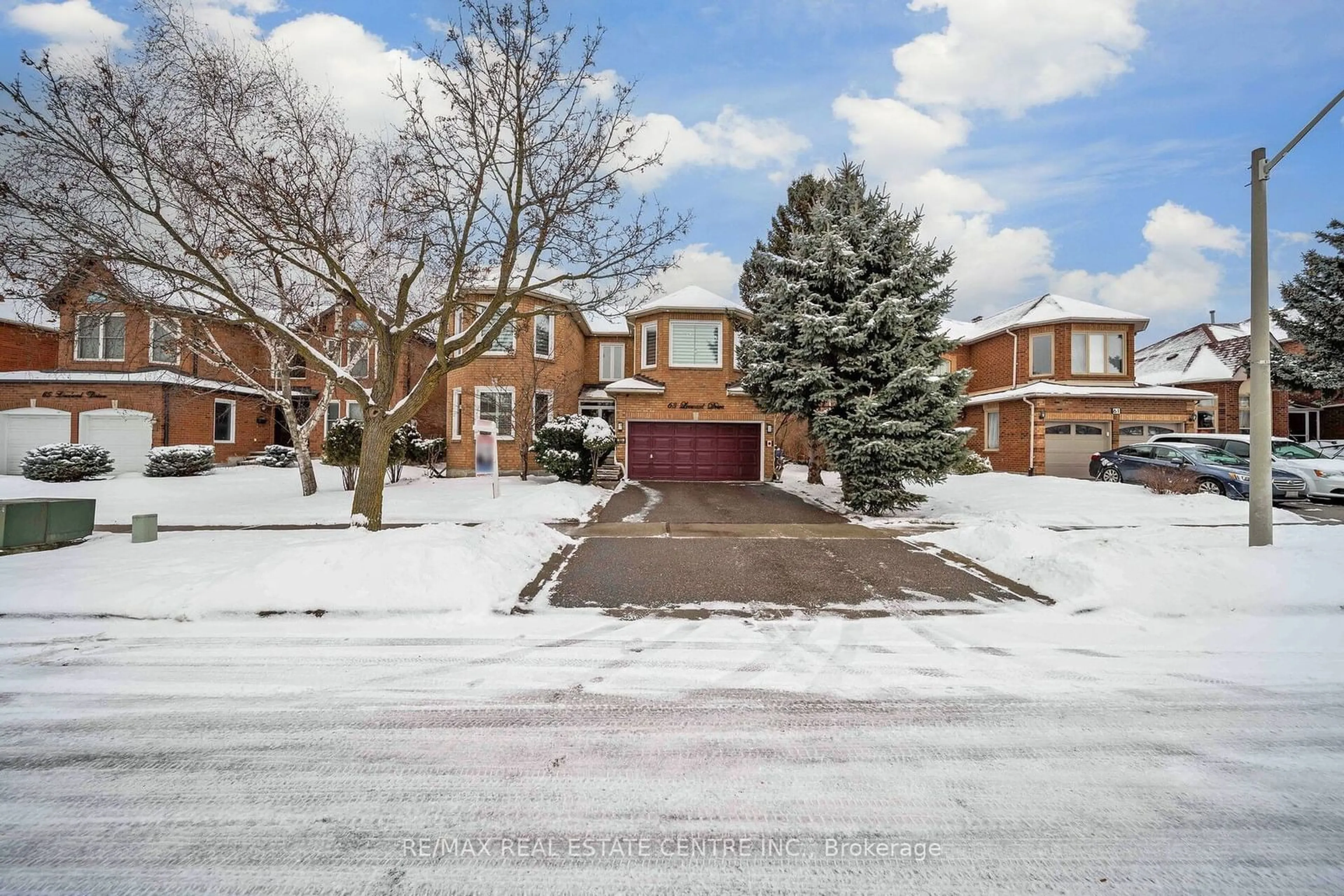 A pic from outside/outdoor area/front of a property/back of a property/a pic from drone, street for 63 Leeward Dr, Brampton Ontario L6S 5V9