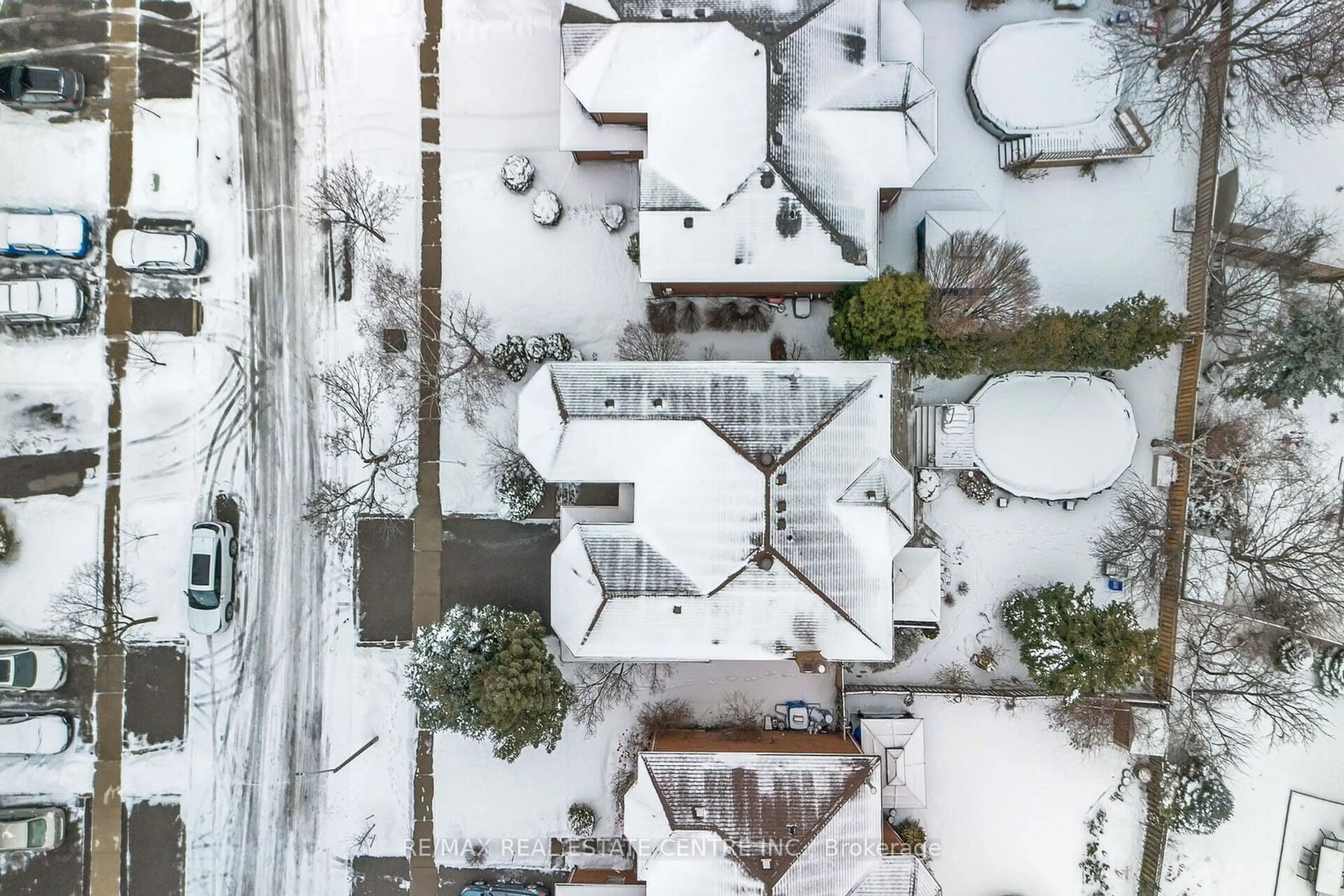 A pic from outside/outdoor area/front of a property/back of a property/a pic from drone, street for 63 Leeward Dr, Brampton Ontario L6S 5V9