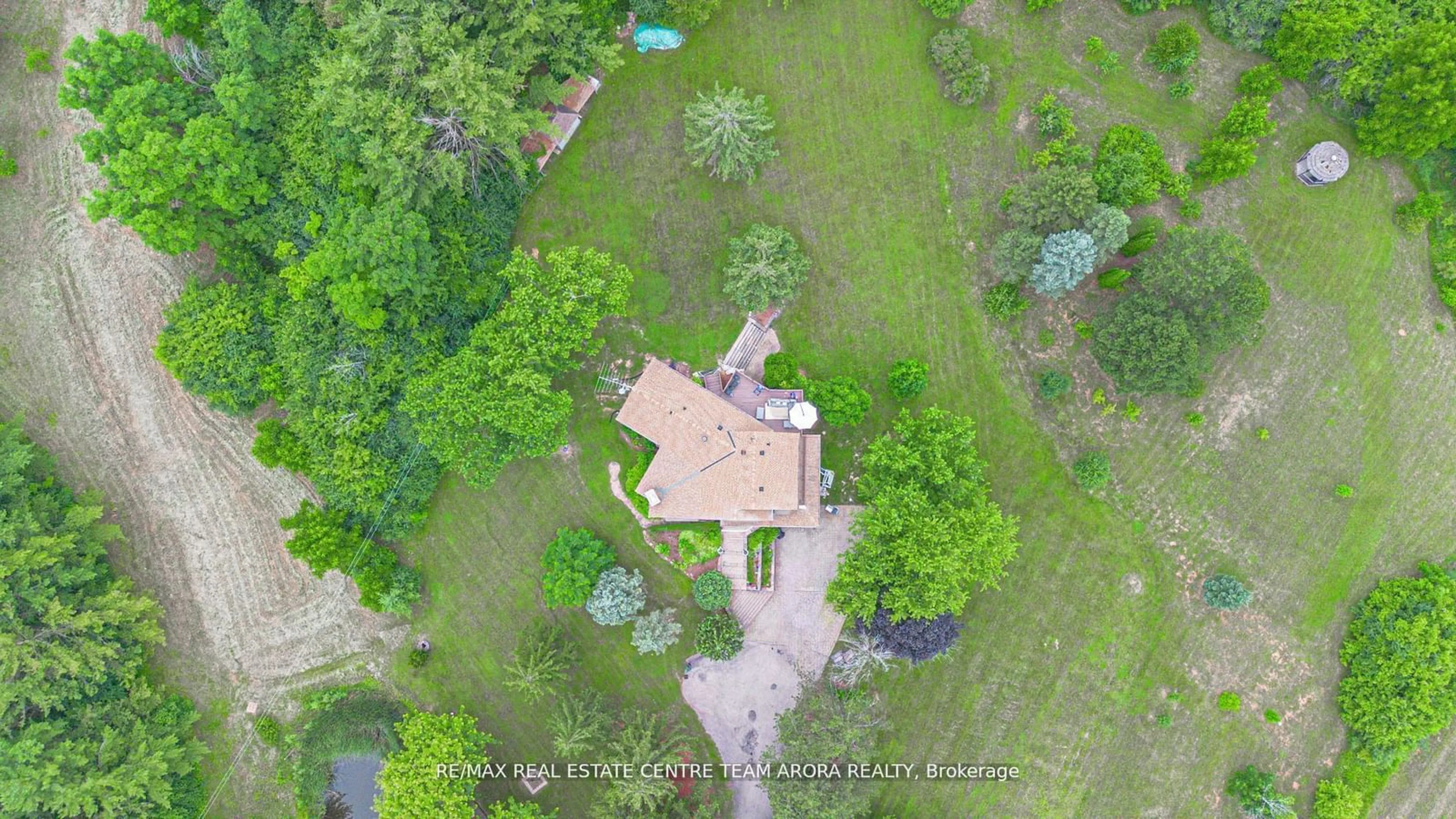 A pic from outside/outdoor area/front of a property/back of a property/a pic from drone, unknown for 10799 15 Sdrd, Halton Hills Ontario L7G 4S6