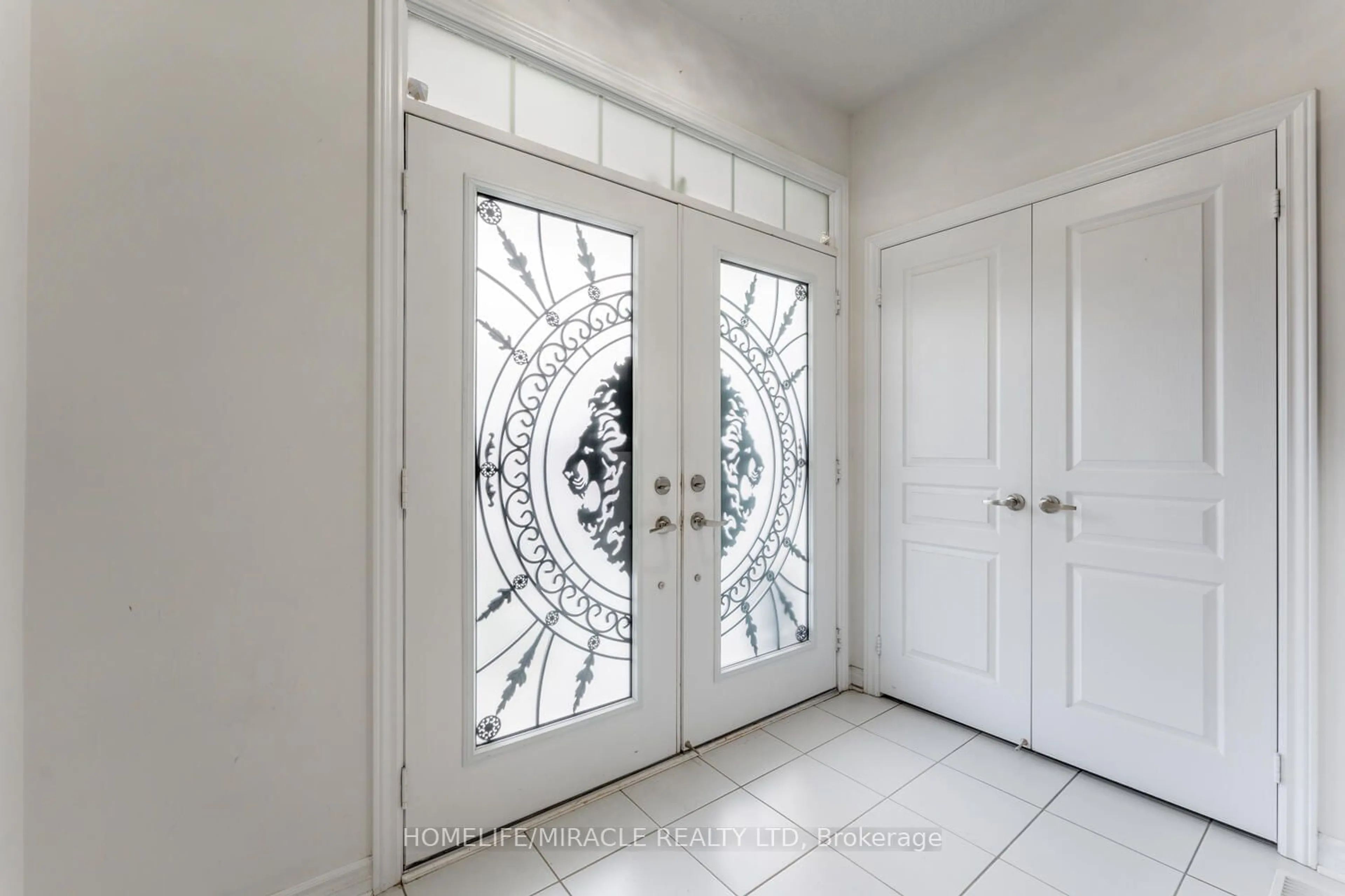 Indoor entryway for 25 Meadowcreek Rd, Caledon Ontario L7C 3Y9