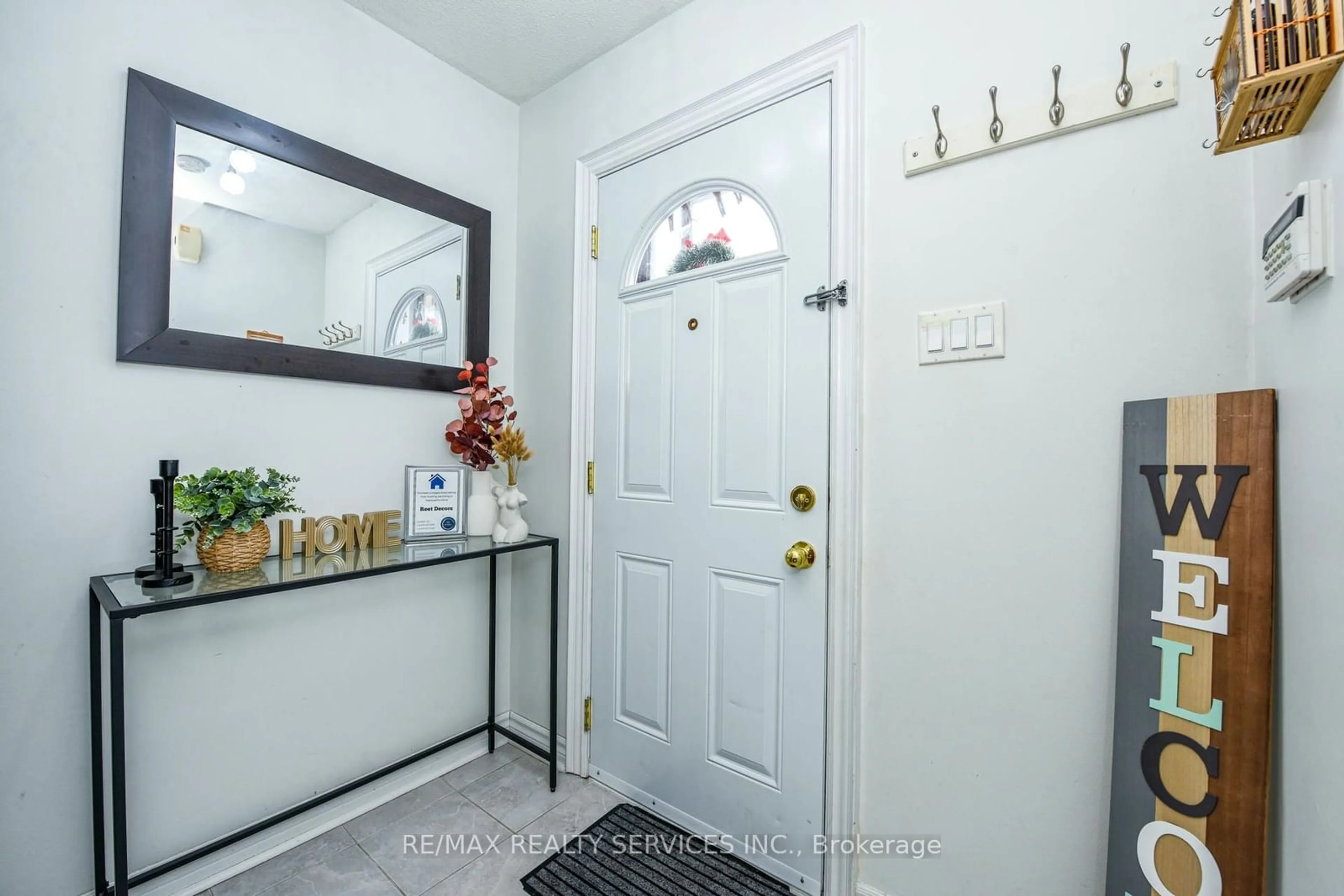 Indoor entryway for 70 Morley Cres #70, Brampton Ontario L6S 3K8