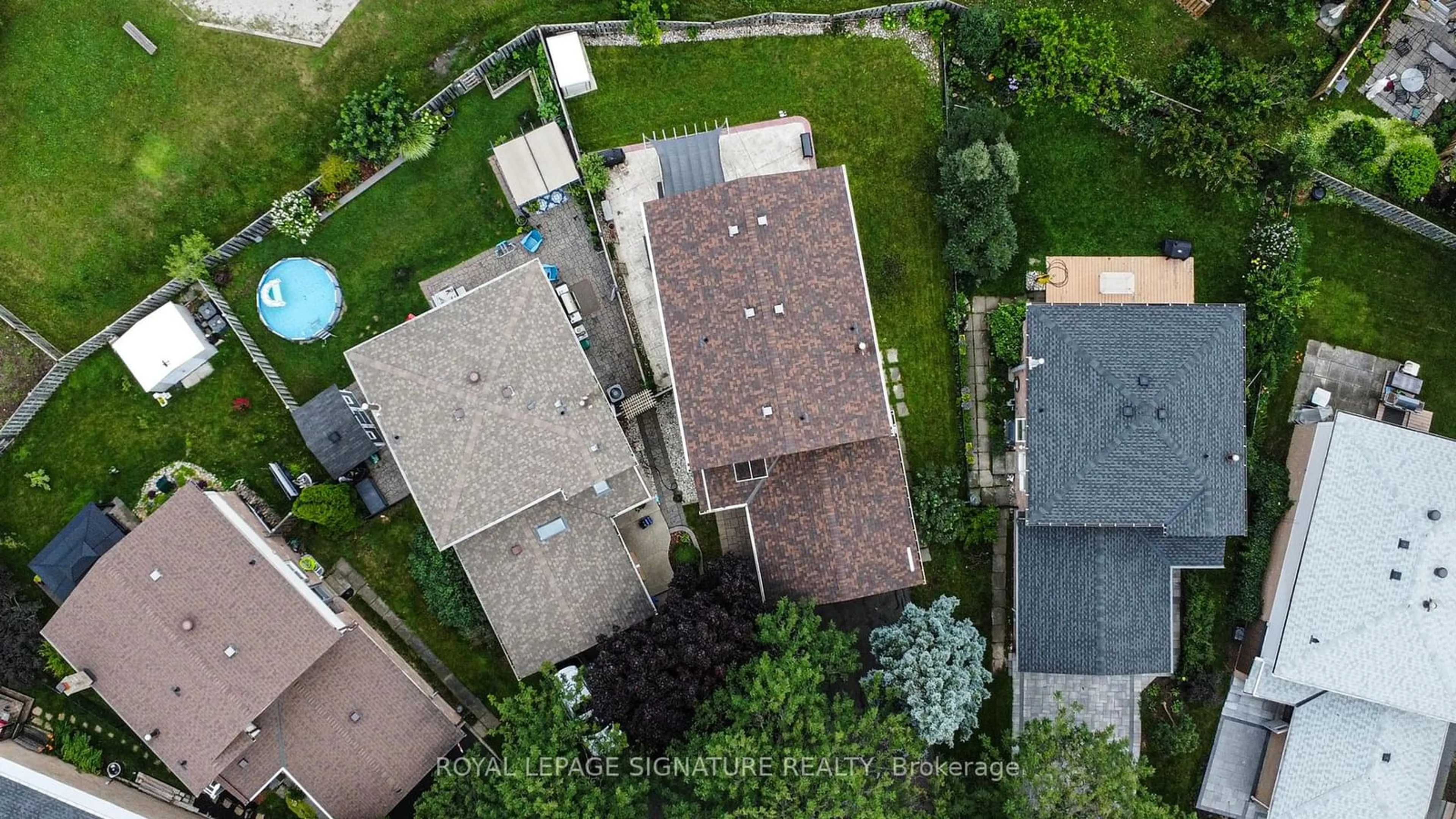 A pic from outside/outdoor area/front of a property/back of a property/a pic from drone, street for 1521 Ealing Crt, Oakville Ontario L6H 2X9