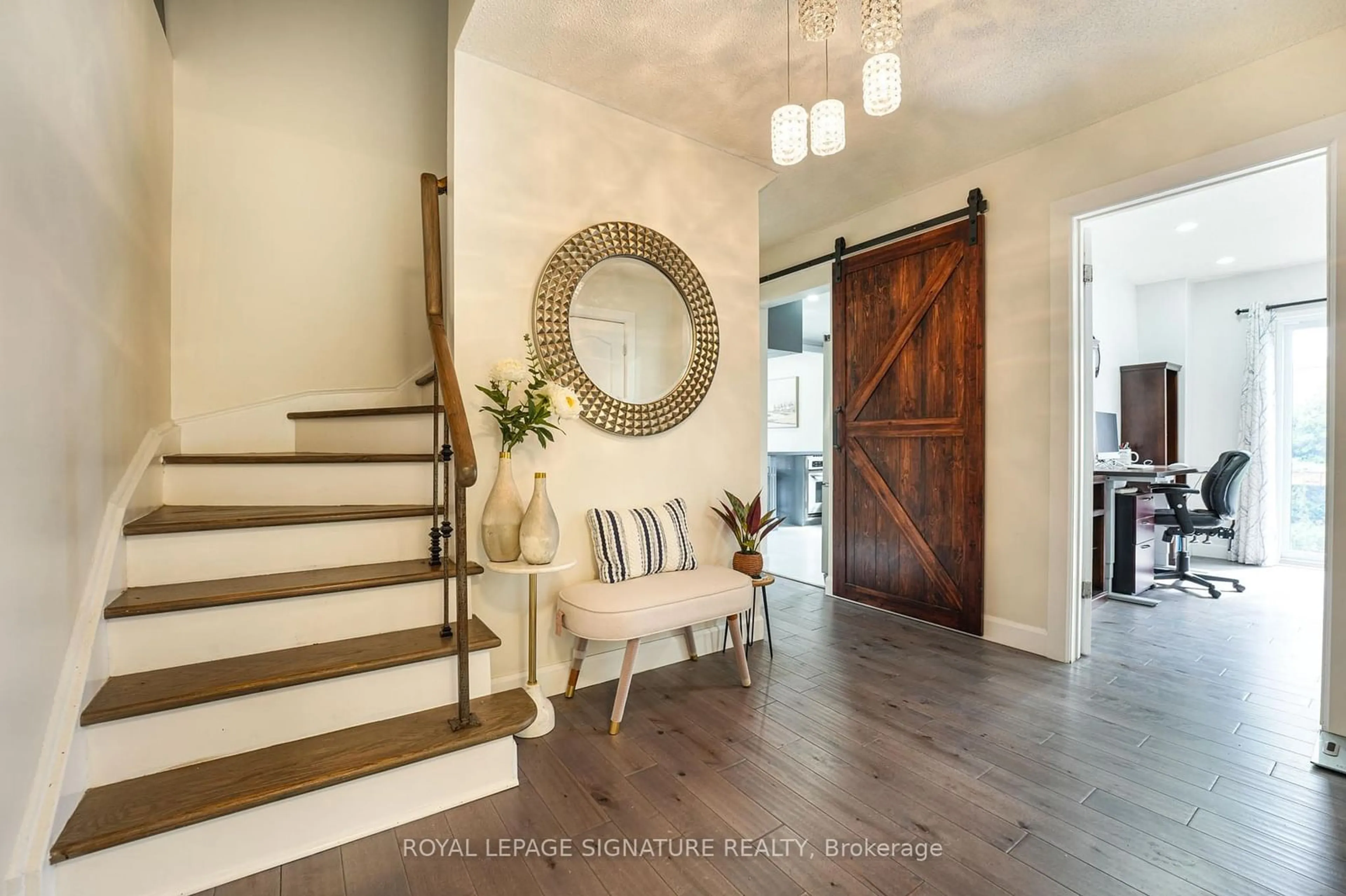 Indoor entryway for 1521 Ealing Crt, Oakville Ontario L6H 2X9