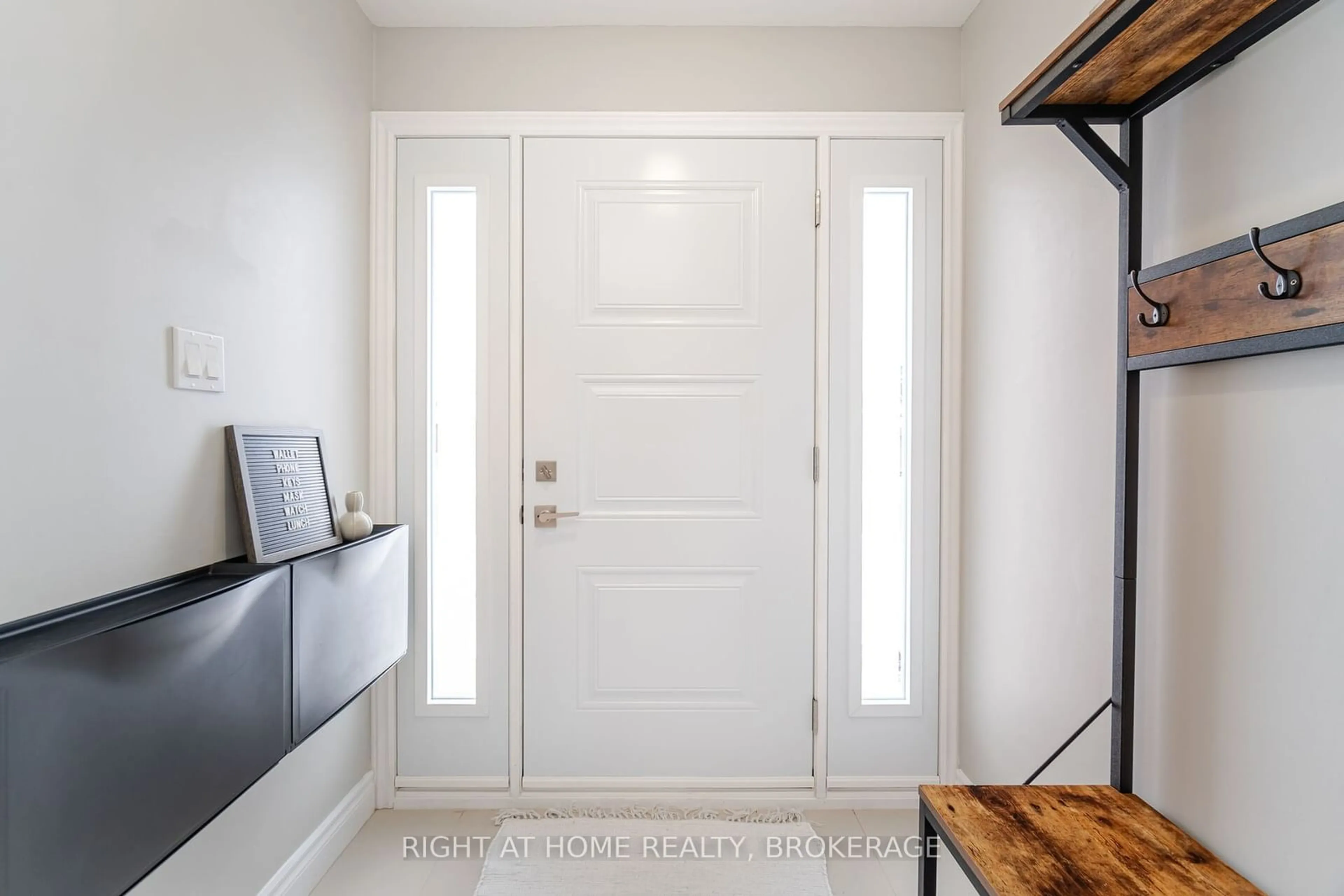 Indoor entryway for 663 Cape Ave, Burlington Ontario L7L 4M5