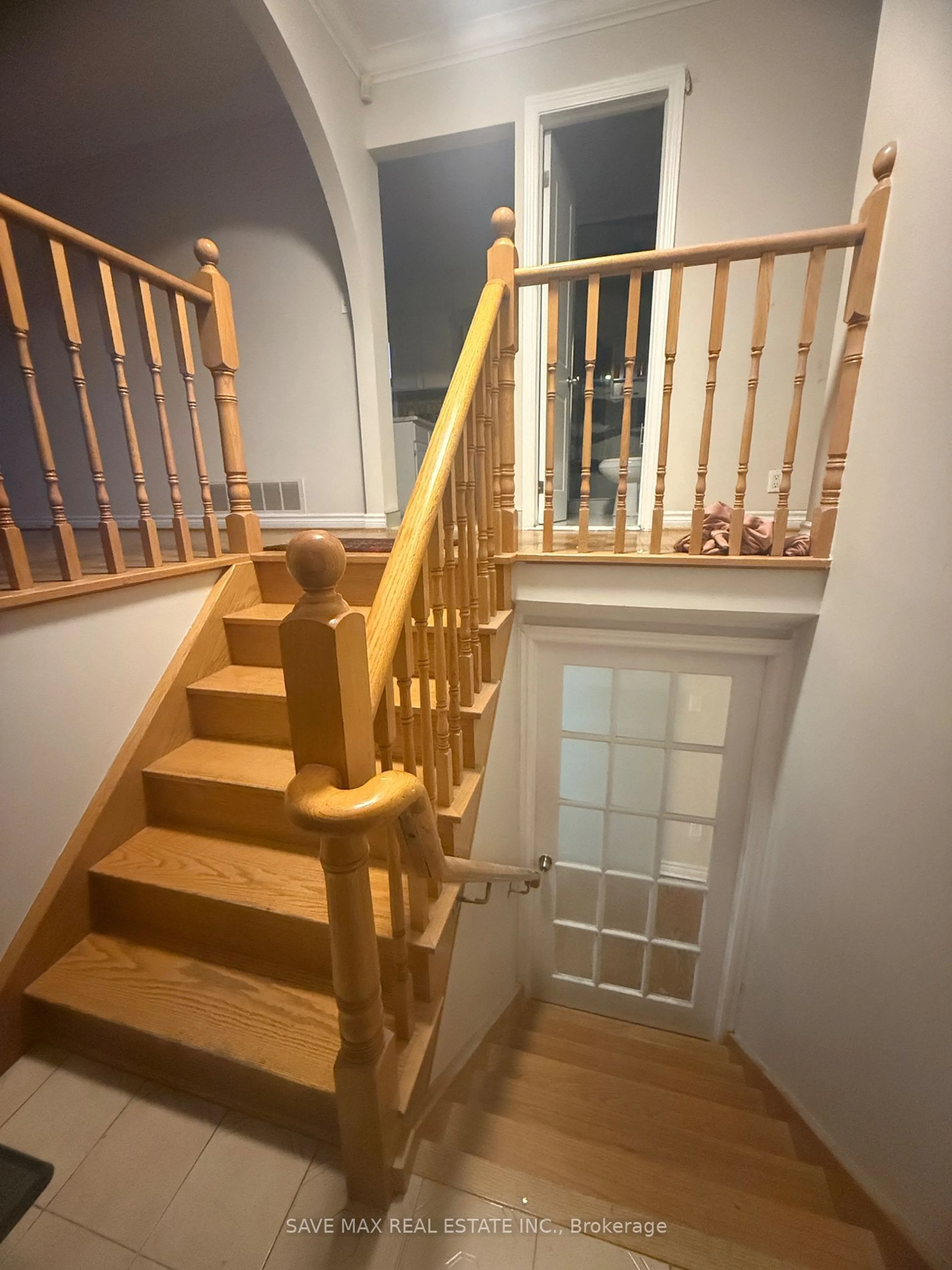 Stairs for 15 MEADOWLAND Gate, Brampton Ontario L6W 3N8