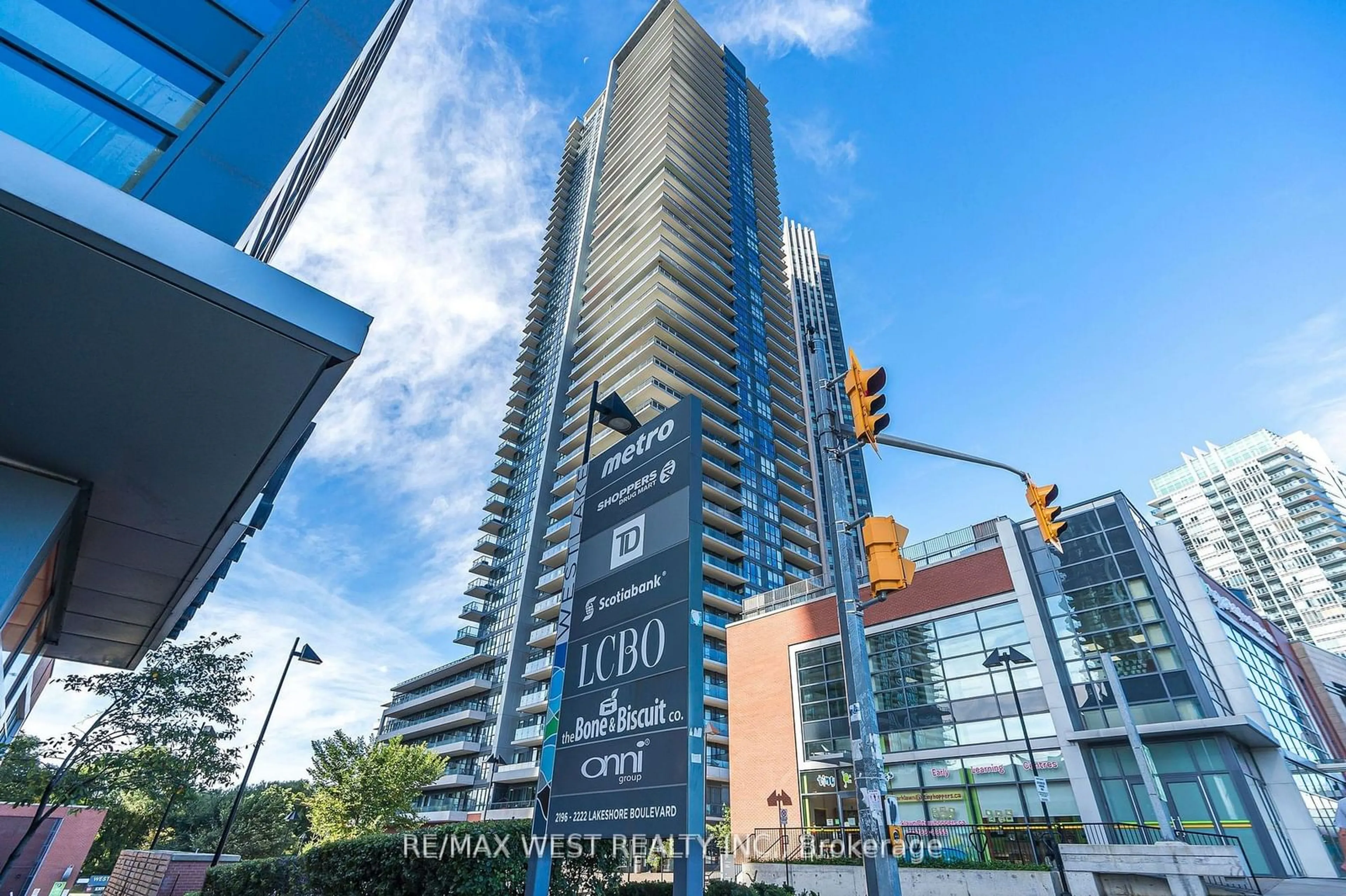 Indoor foyer for 10 Park Lawn Rd #1705, Toronto Ontario M8Y 3H8