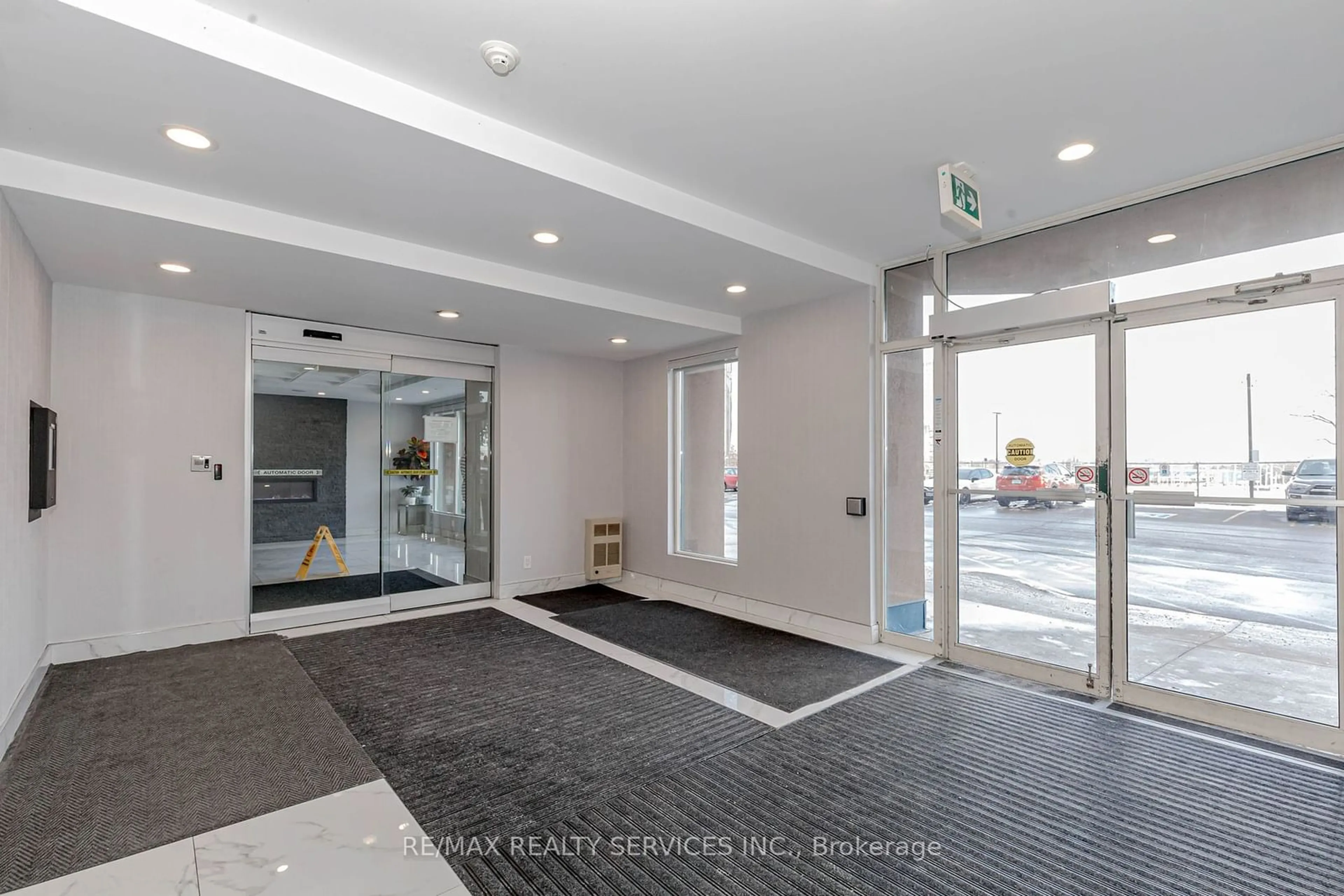 Indoor foyer for 115 Hillcrest Ave #1509, Mississauga Ontario L5B 3Y9