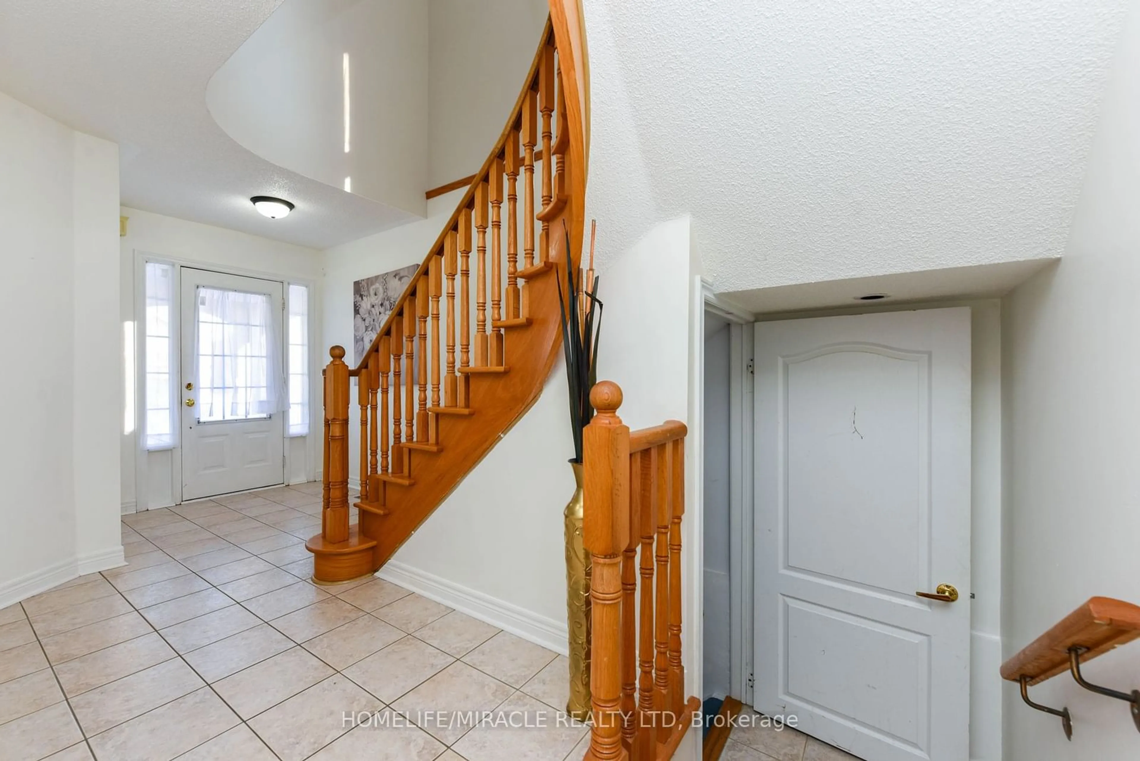 Indoor entryway for 322 Ellwood Dr, Caledon Ontario L7E 2G9