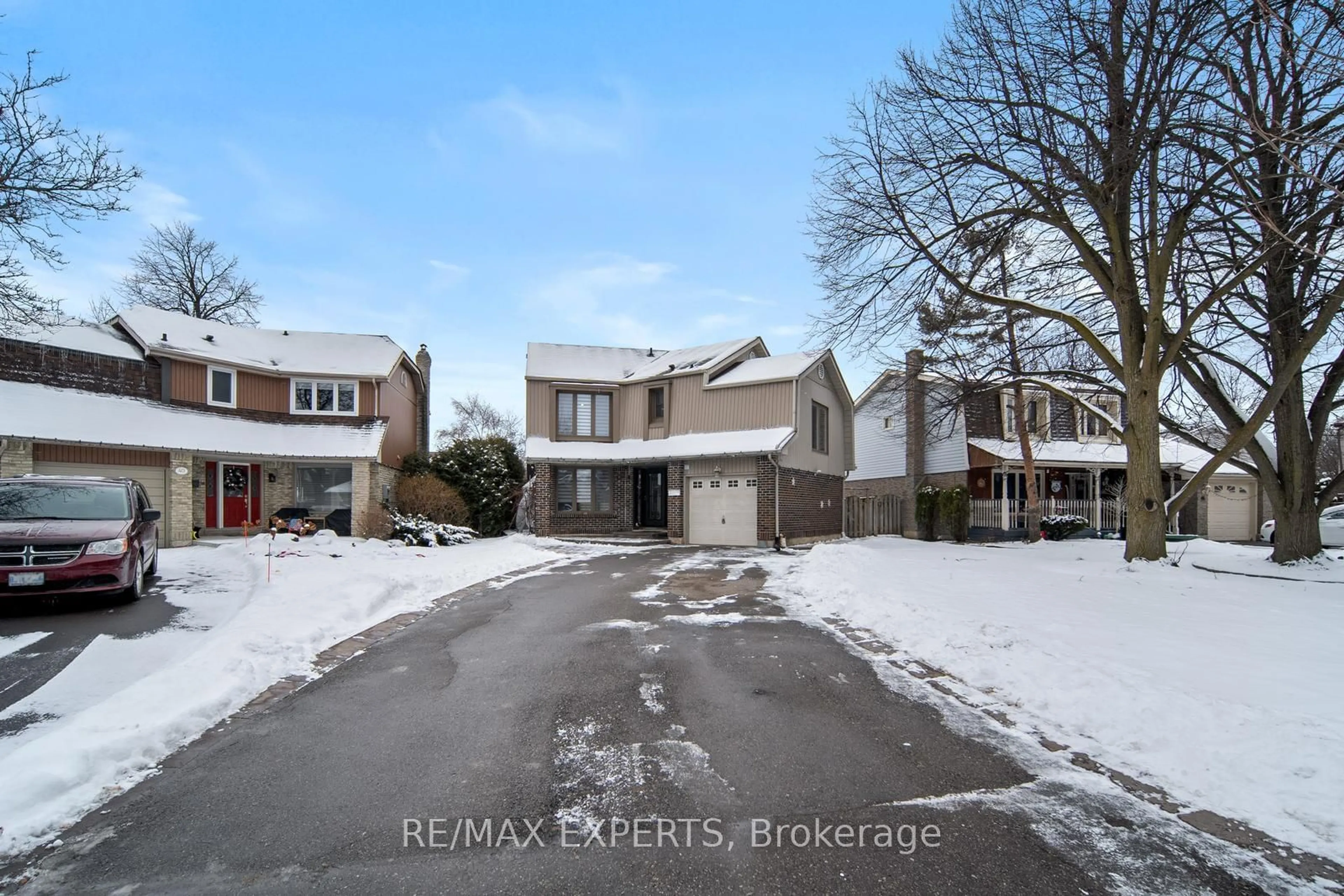 A pic from outside/outdoor area/front of a property/back of a property/a pic from drone, street for 42 Montcalm Pl, Brampton Ontario L6S 2X6