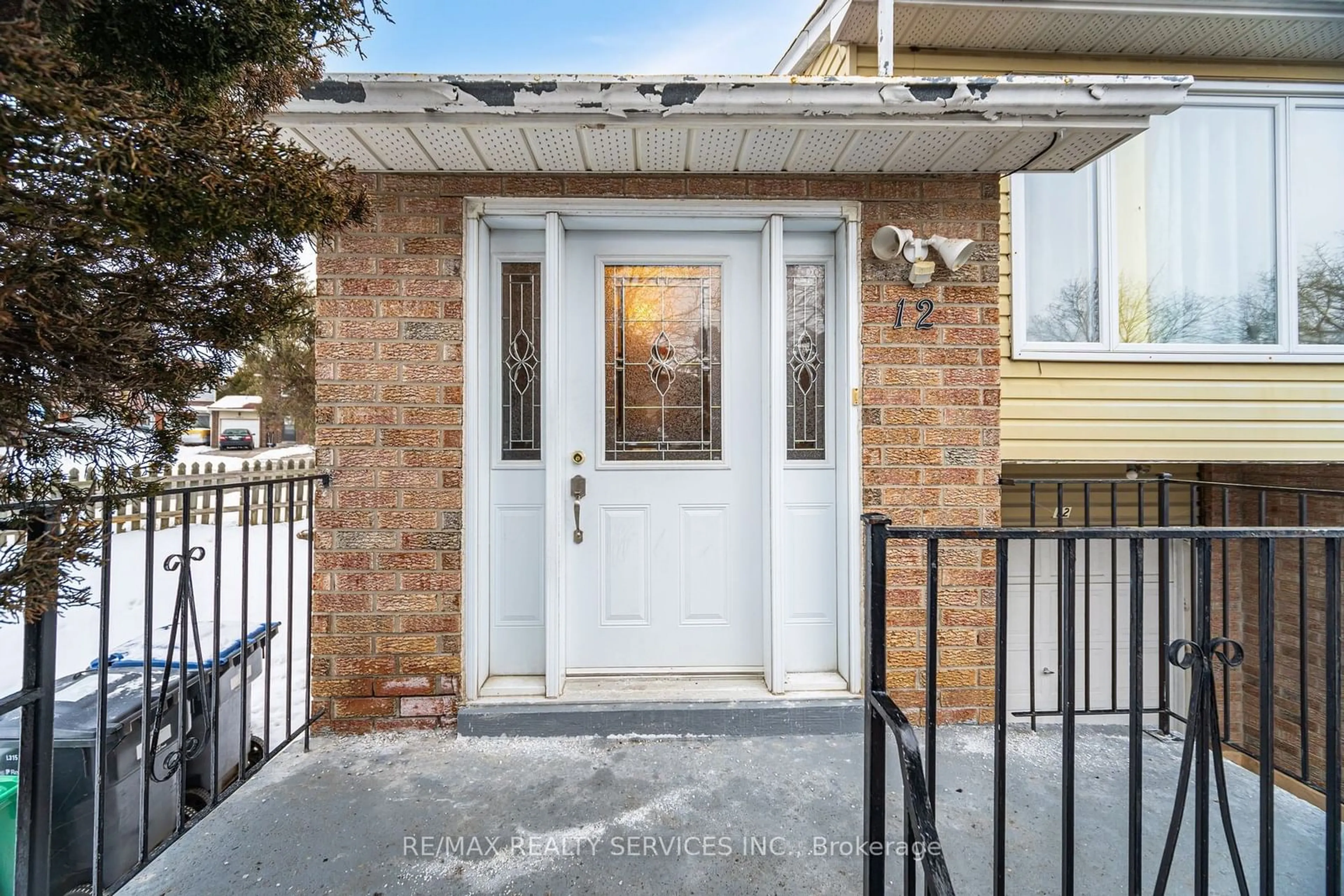 Indoor entryway for 12 Courtleigh Sq, Brampton Ontario L6Z 1J3