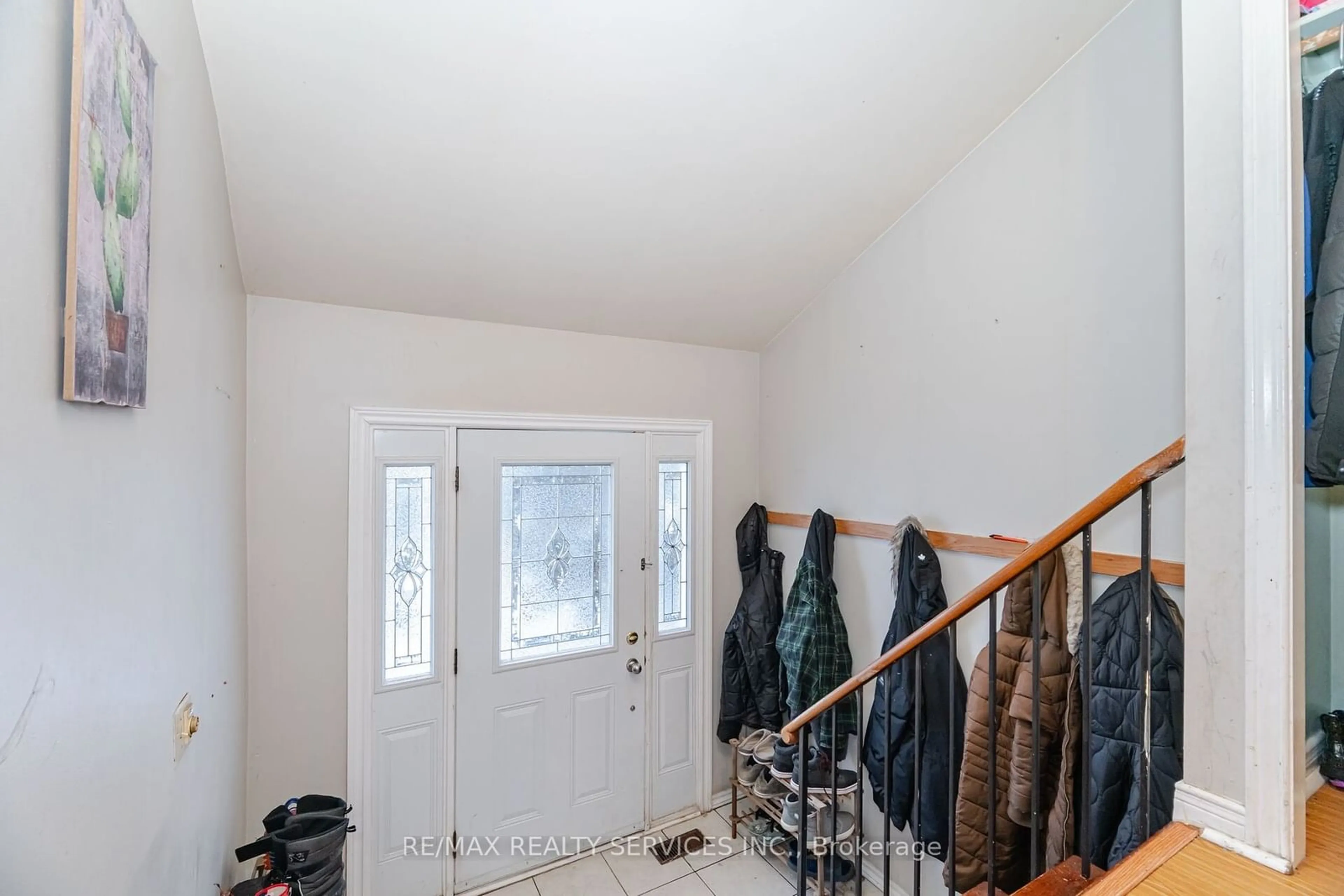 Indoor entryway for 12 Courtleigh Sq, Brampton Ontario L6Z 1J3