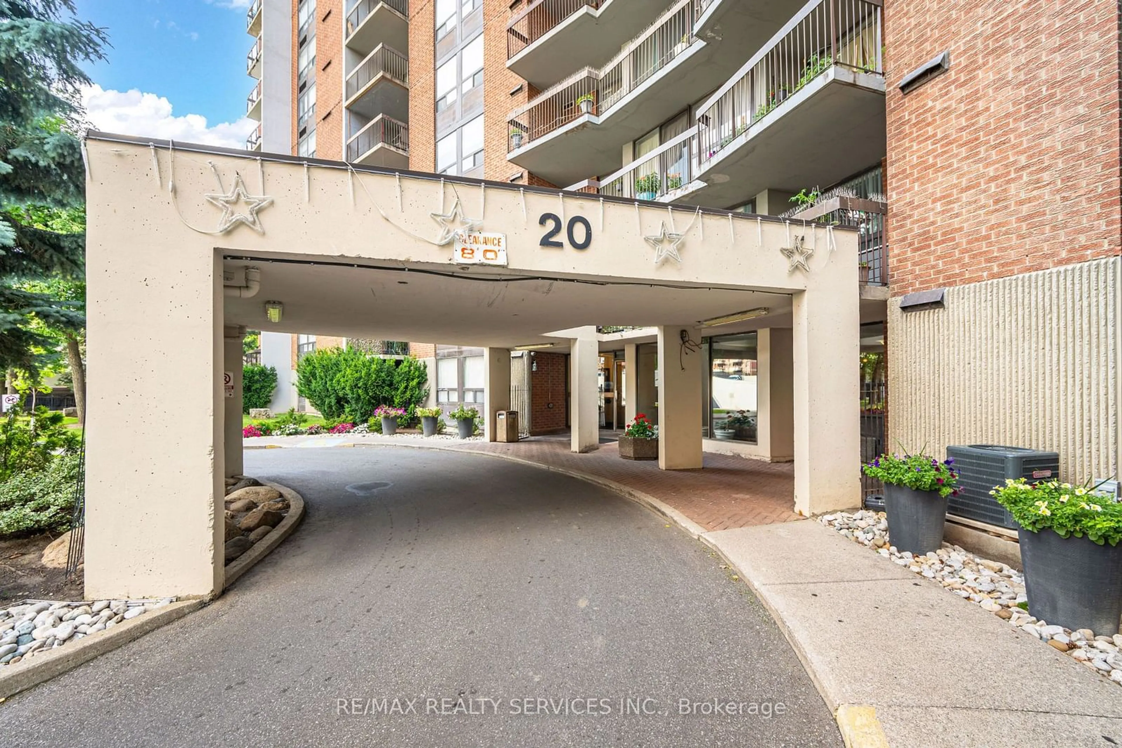 Indoor foyer for 20 Mississauga Valley Blvd #1604, Mississauga Ontario L5A 3S1