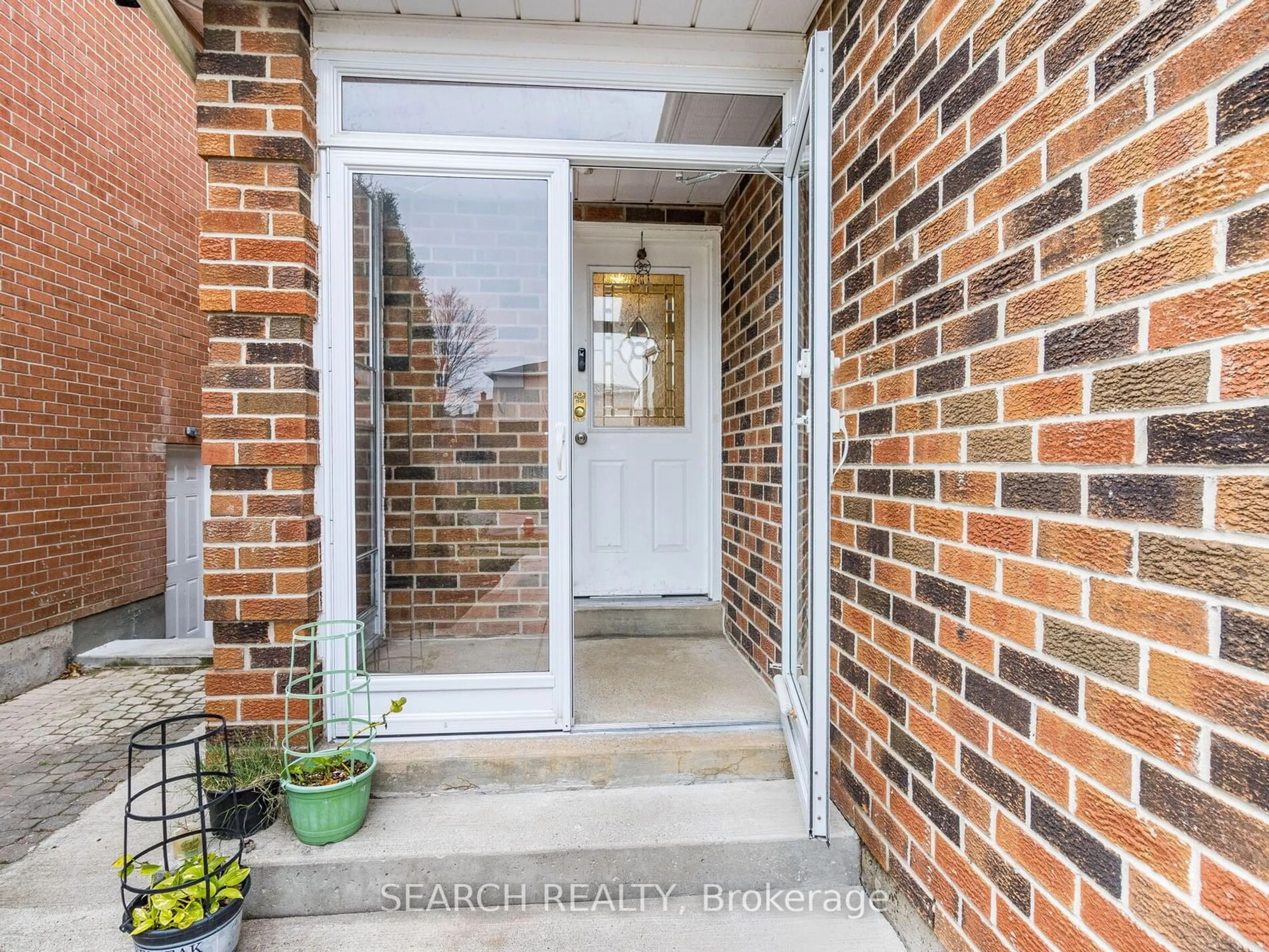 Indoor entryway for 194 Simmons Blvd, Brampton Ontario L6V 3W4