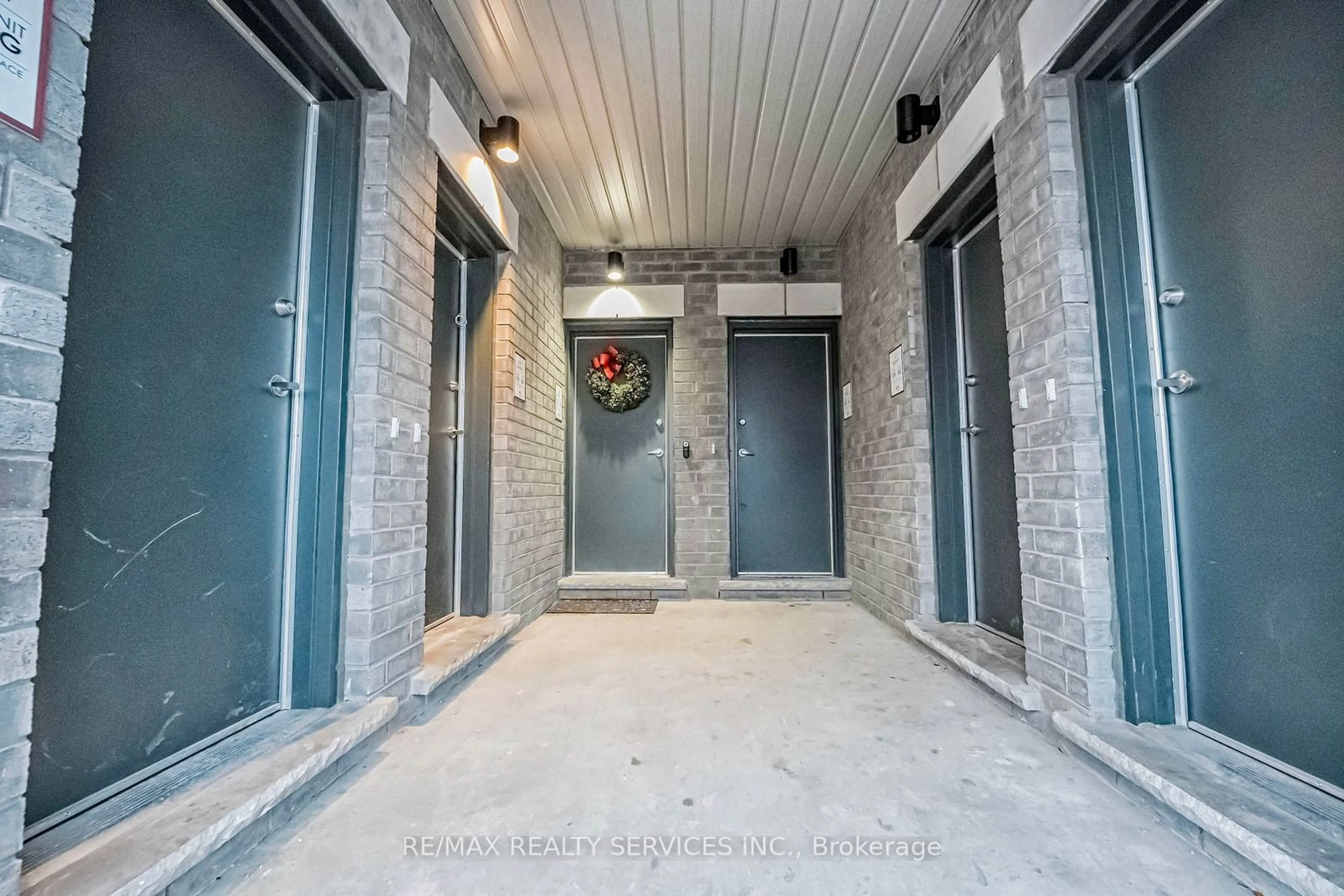 Indoor foyer for 20 Halliford Pl #108, Brampton Ontario L6P 0N5