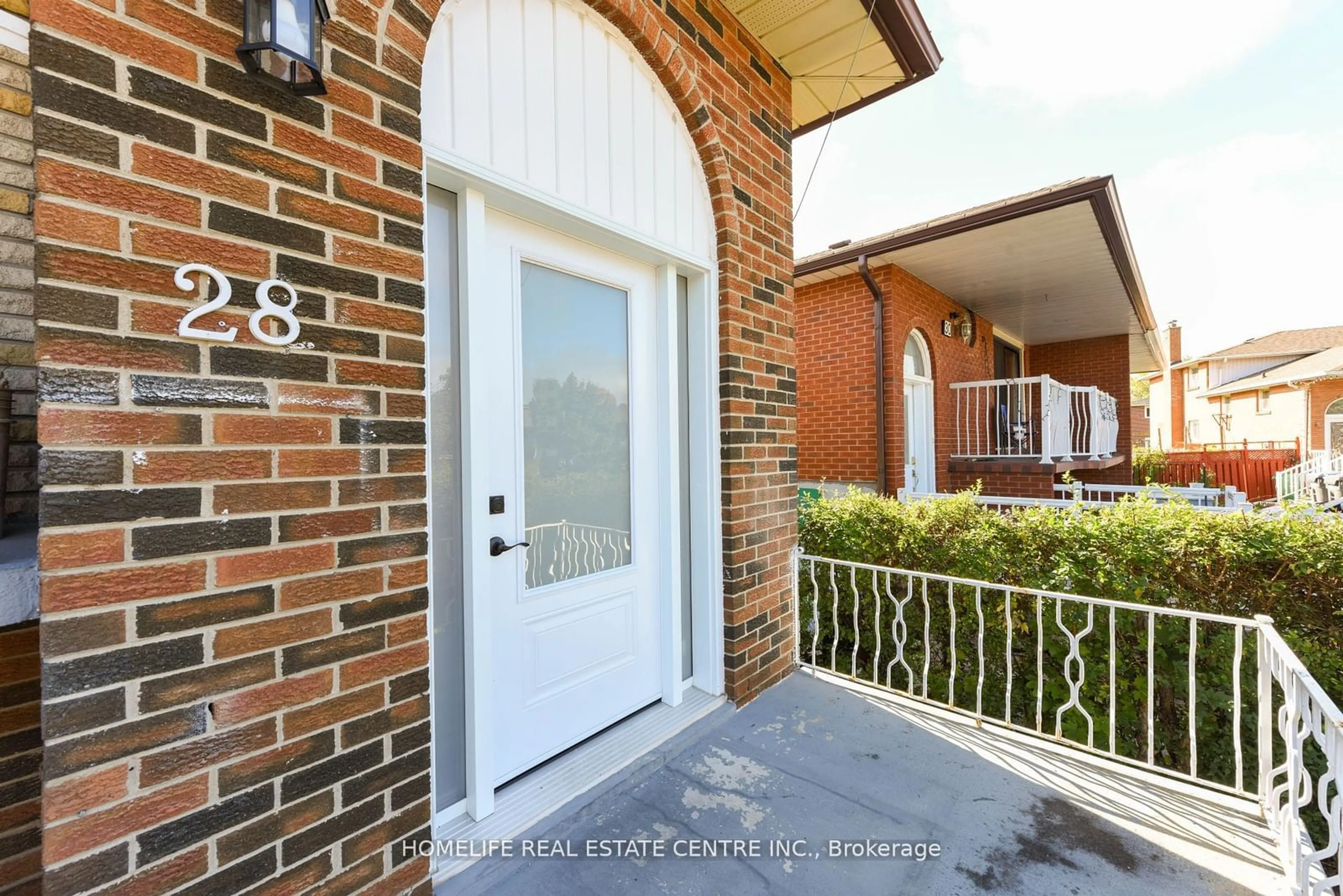 Indoor entryway for 28 Olive Crt, Brampton Ontario L6V 3G9