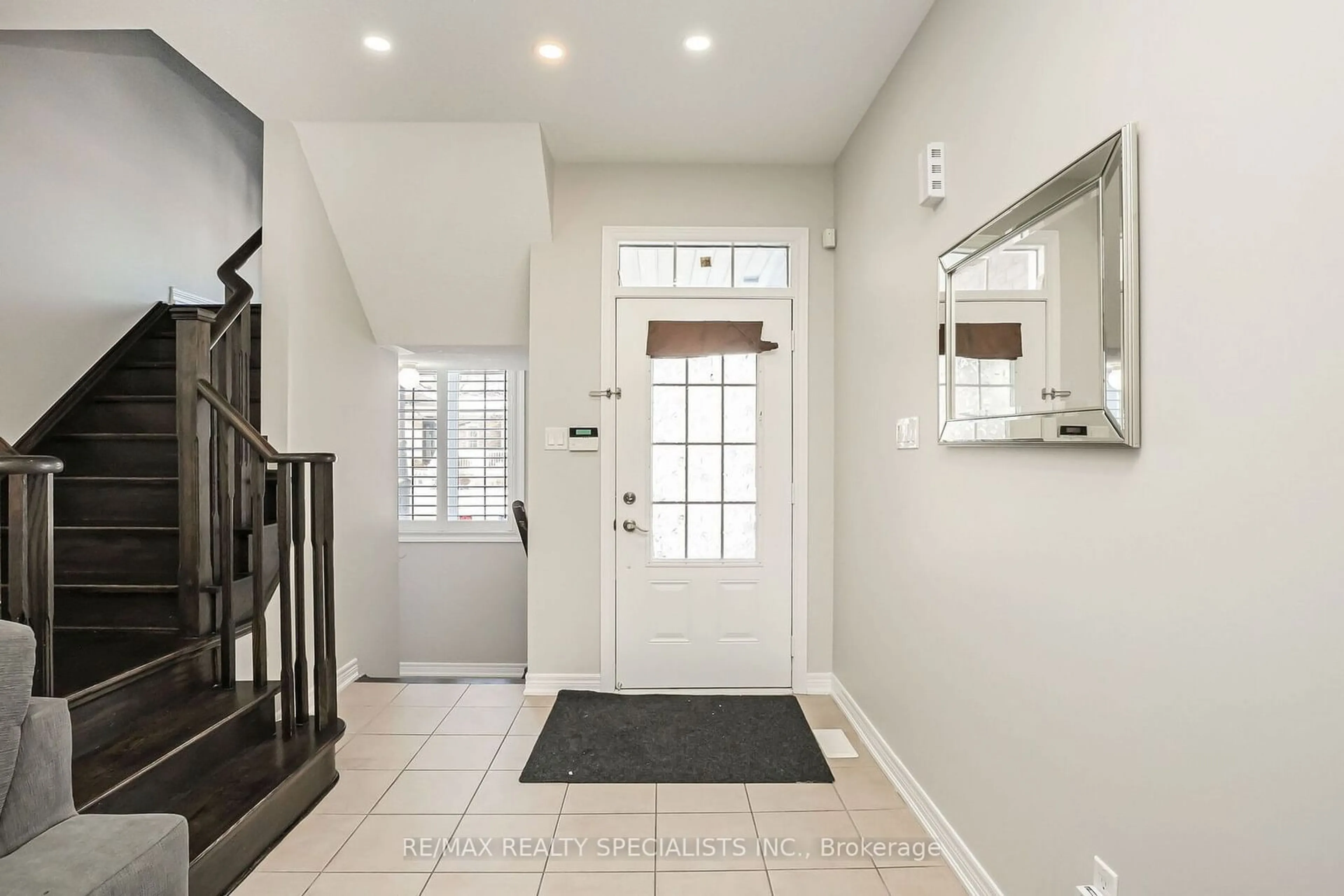 Indoor entryway for 40 Begonia Cres, Brampton Ontario L7A 0M6