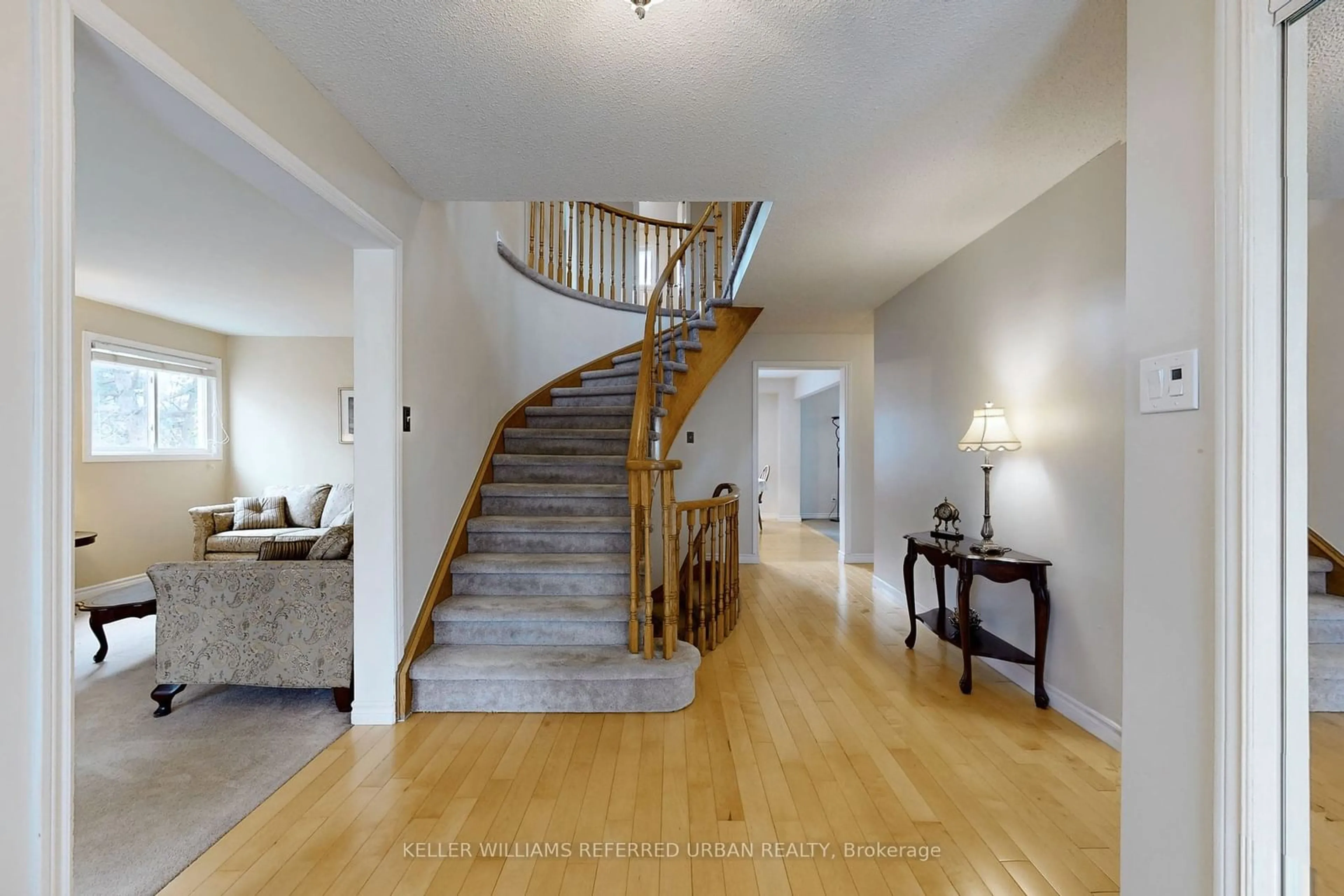 Indoor foyer for 399 The Thicket, Mississauga Ontario L5G 4P6