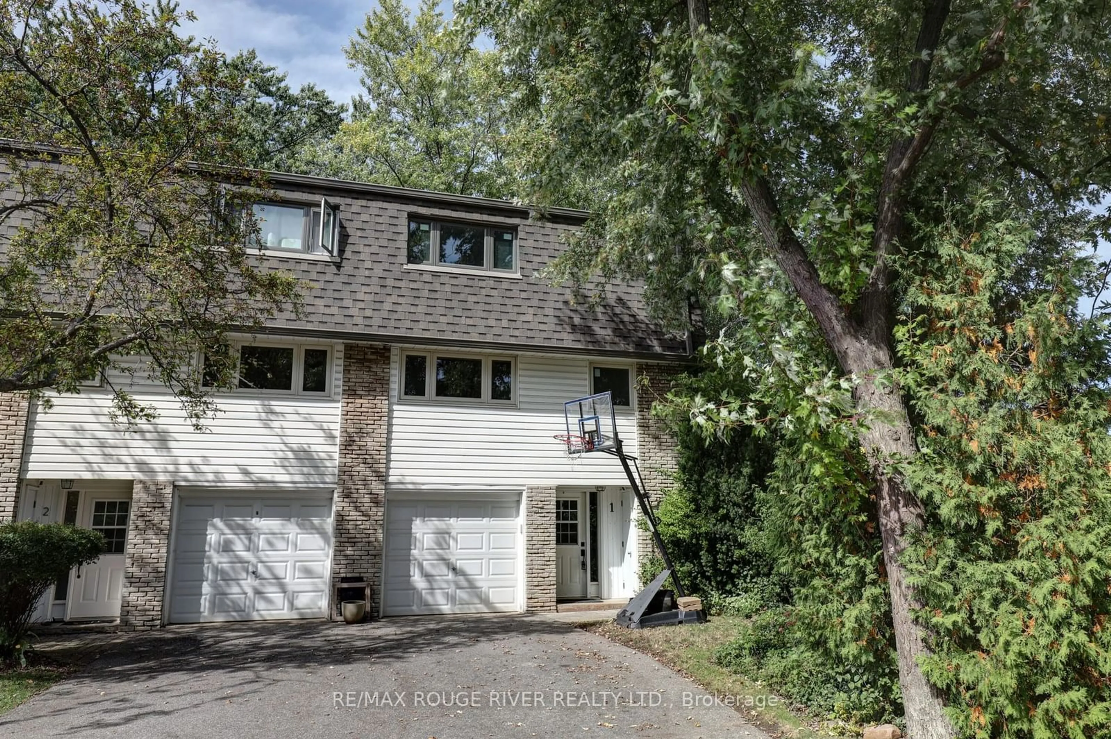 A pic from outside/outdoor area/front of a property/back of a property/a pic from drone, street for 1270 Gainsborough Dr #1, Oakville Ontario L6H 2L2