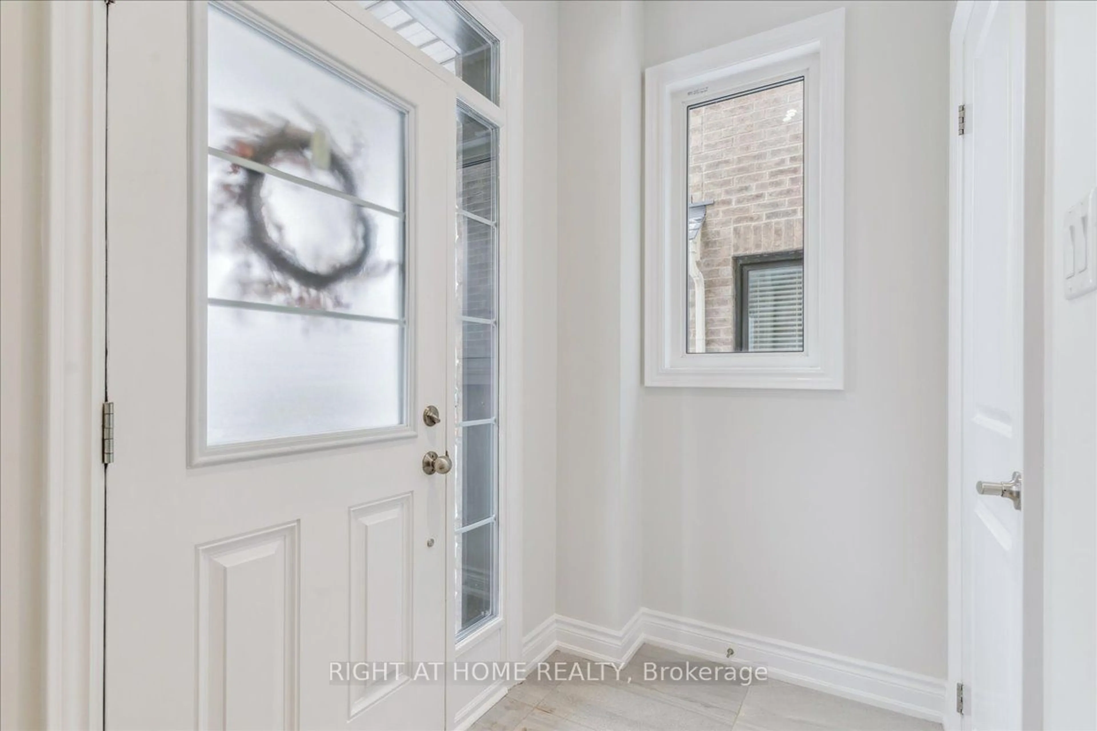 Indoor entryway for 28 Hubbell Rd, Brampton Ontario L6Y 2A5