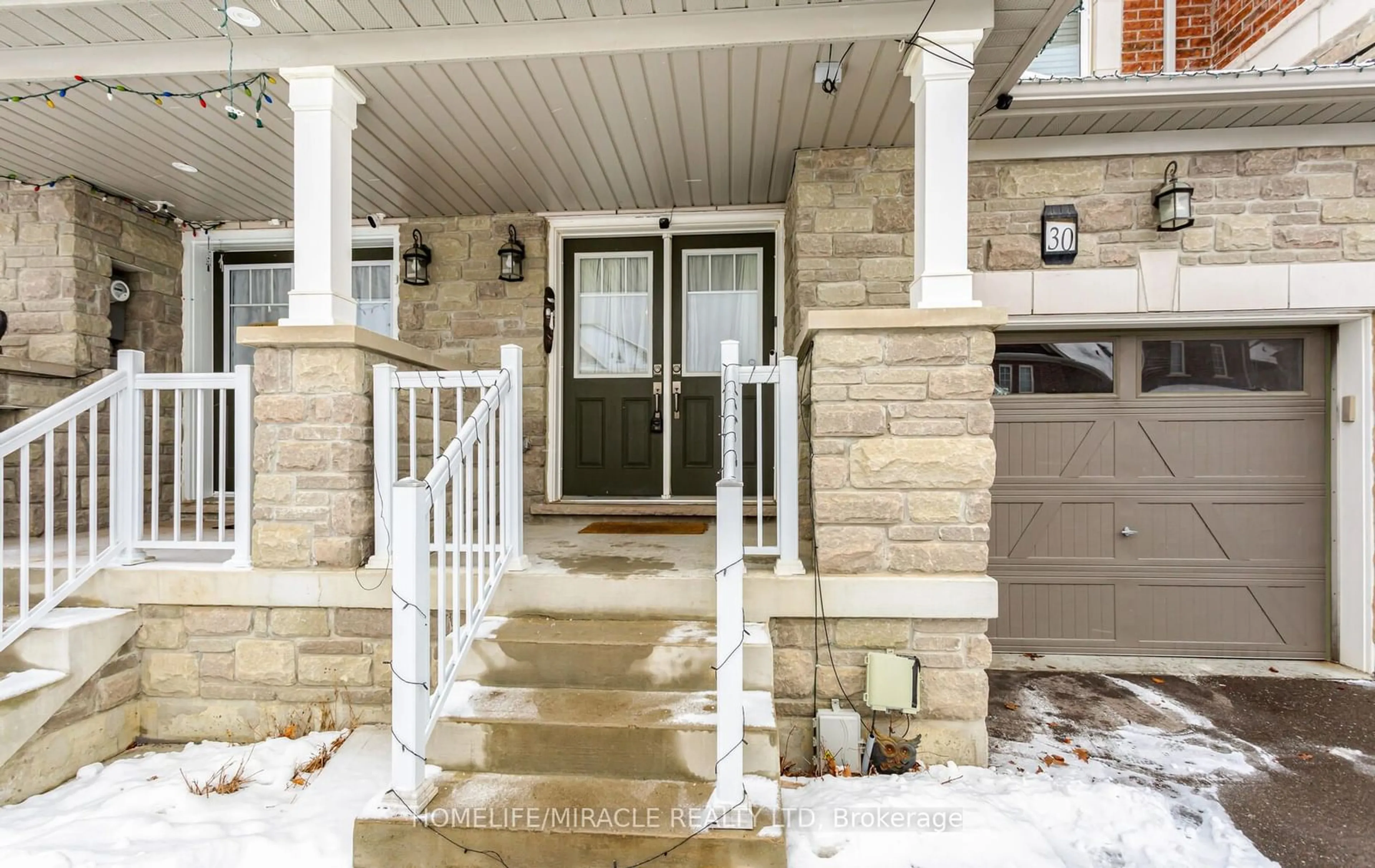 Indoor entryway for 30 Golden Springs Dr, Brampton Ontario L7A 4N4