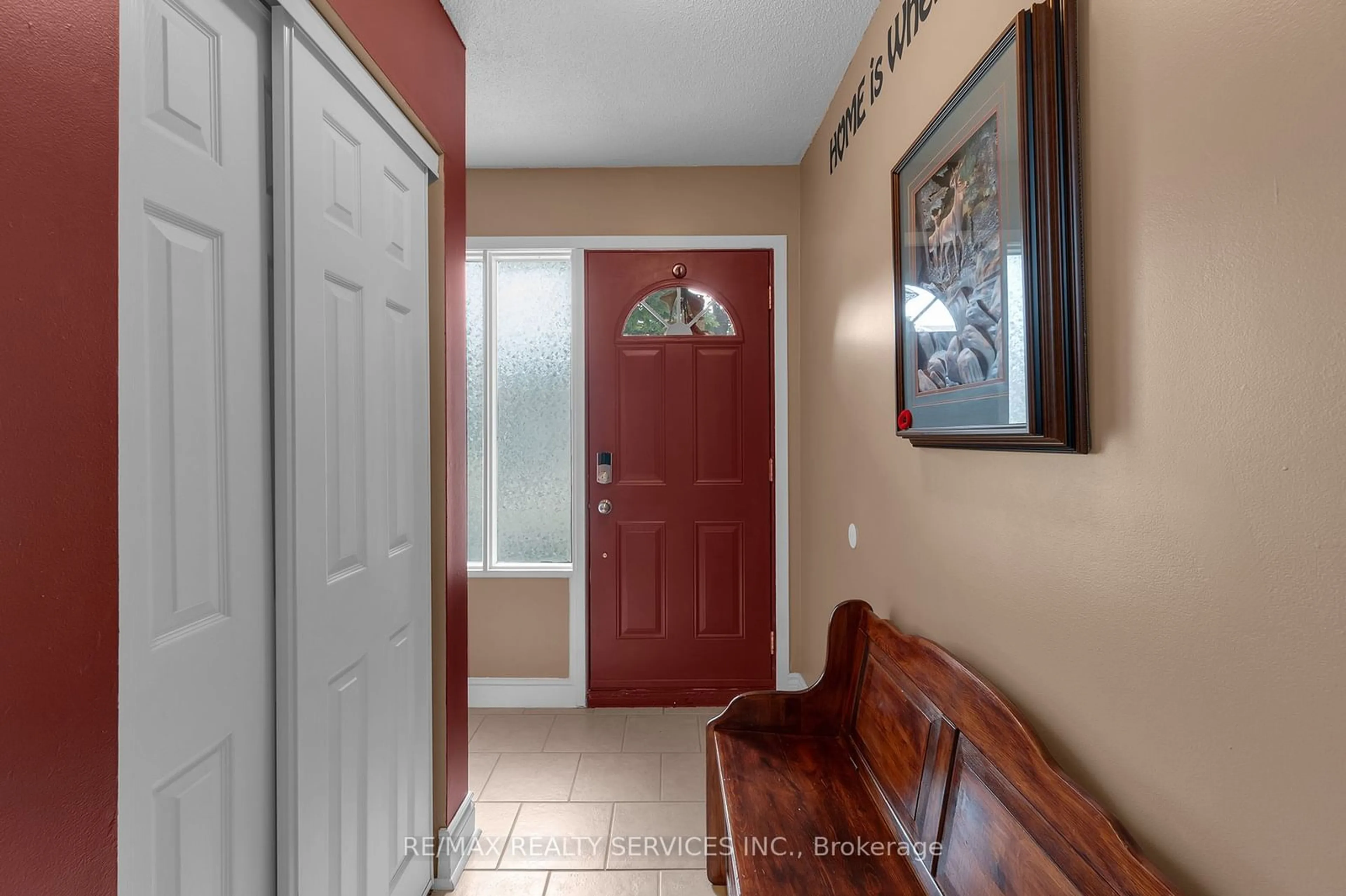 Indoor entryway for 50 Carisbrooke Crt #50, Brampton Ontario L6S 3K1