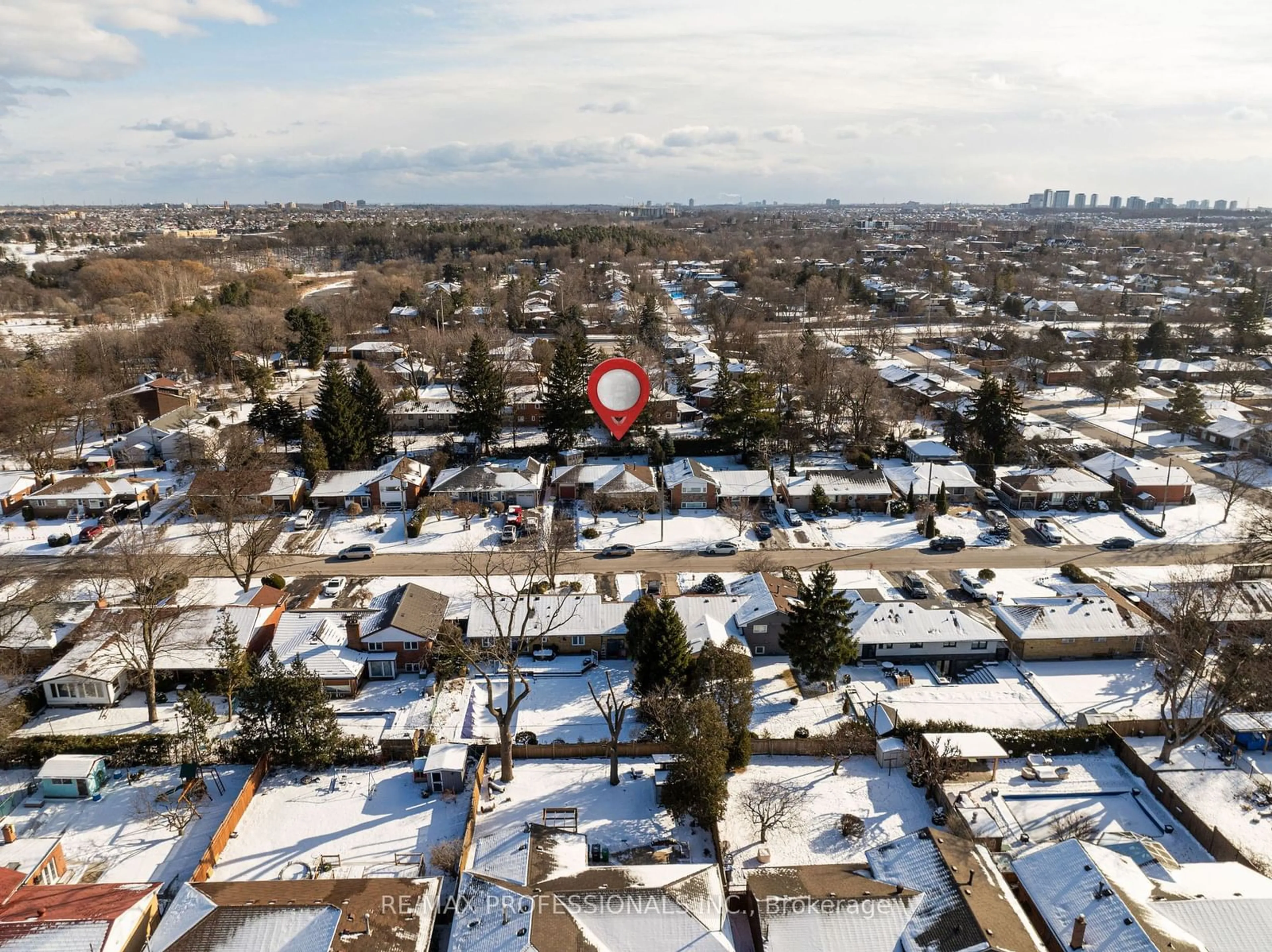 A pic from outside/outdoor area/front of a property/back of a property/a pic from drone, unknown for 9 Suburban Dr, Mississauga Ontario L5N 1G4