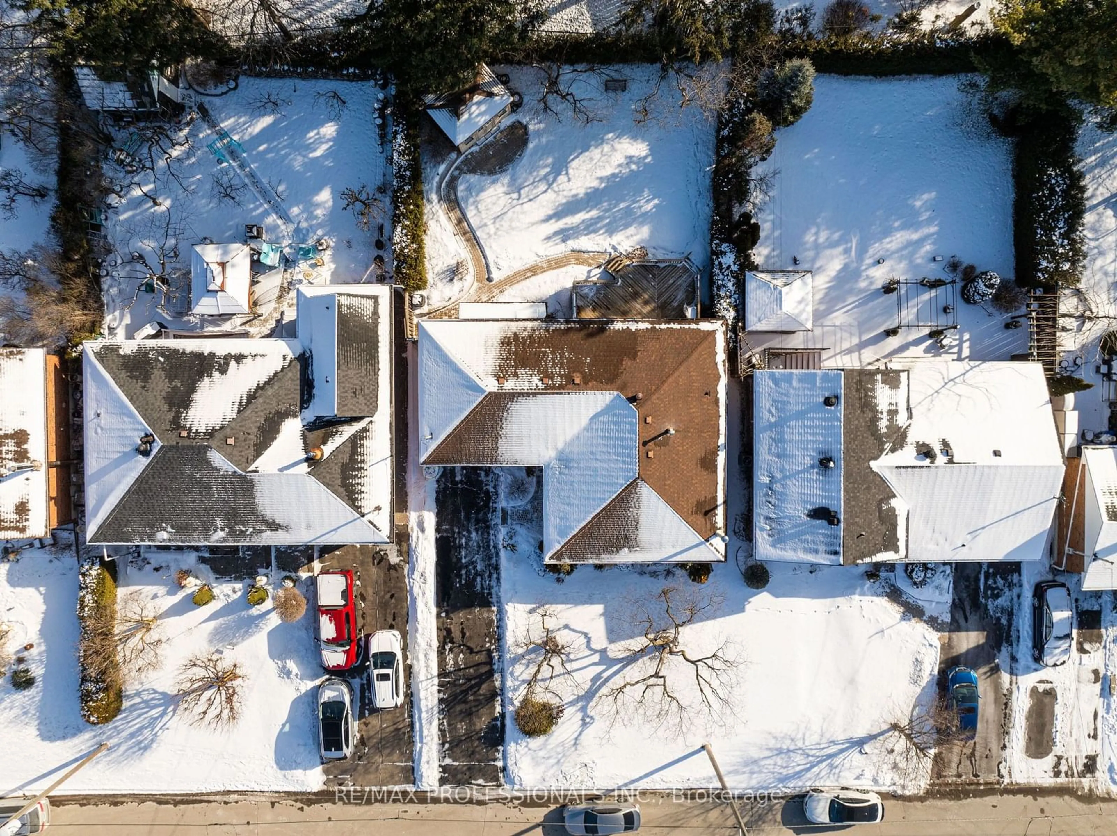 A pic from outside/outdoor area/front of a property/back of a property/a pic from drone, unknown for 9 Suburban Dr, Mississauga Ontario L5N 1G4