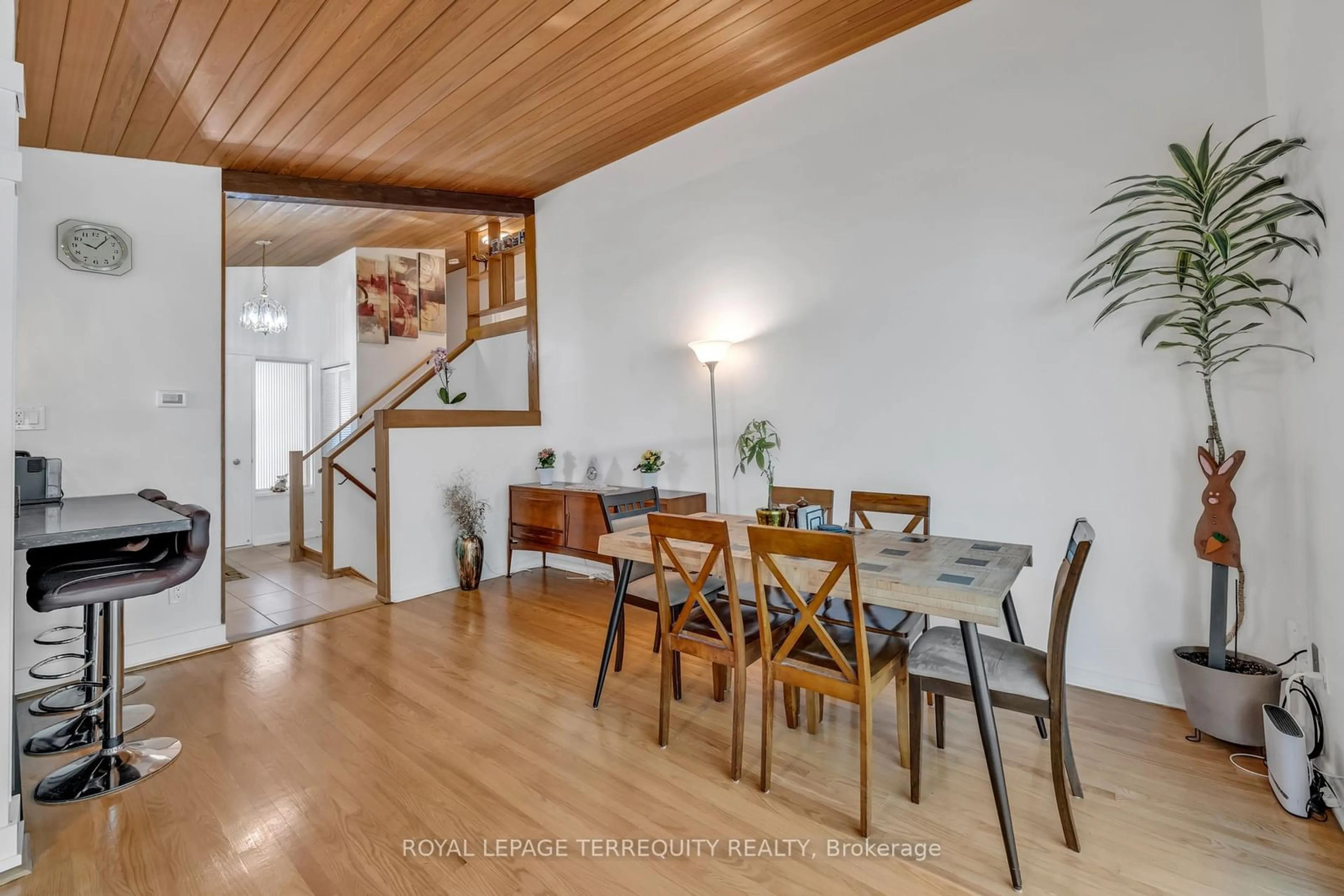 Dining room, wood/laminate floor for 130 Verobeach Blvd, Toronto Ontario M9M 1R1