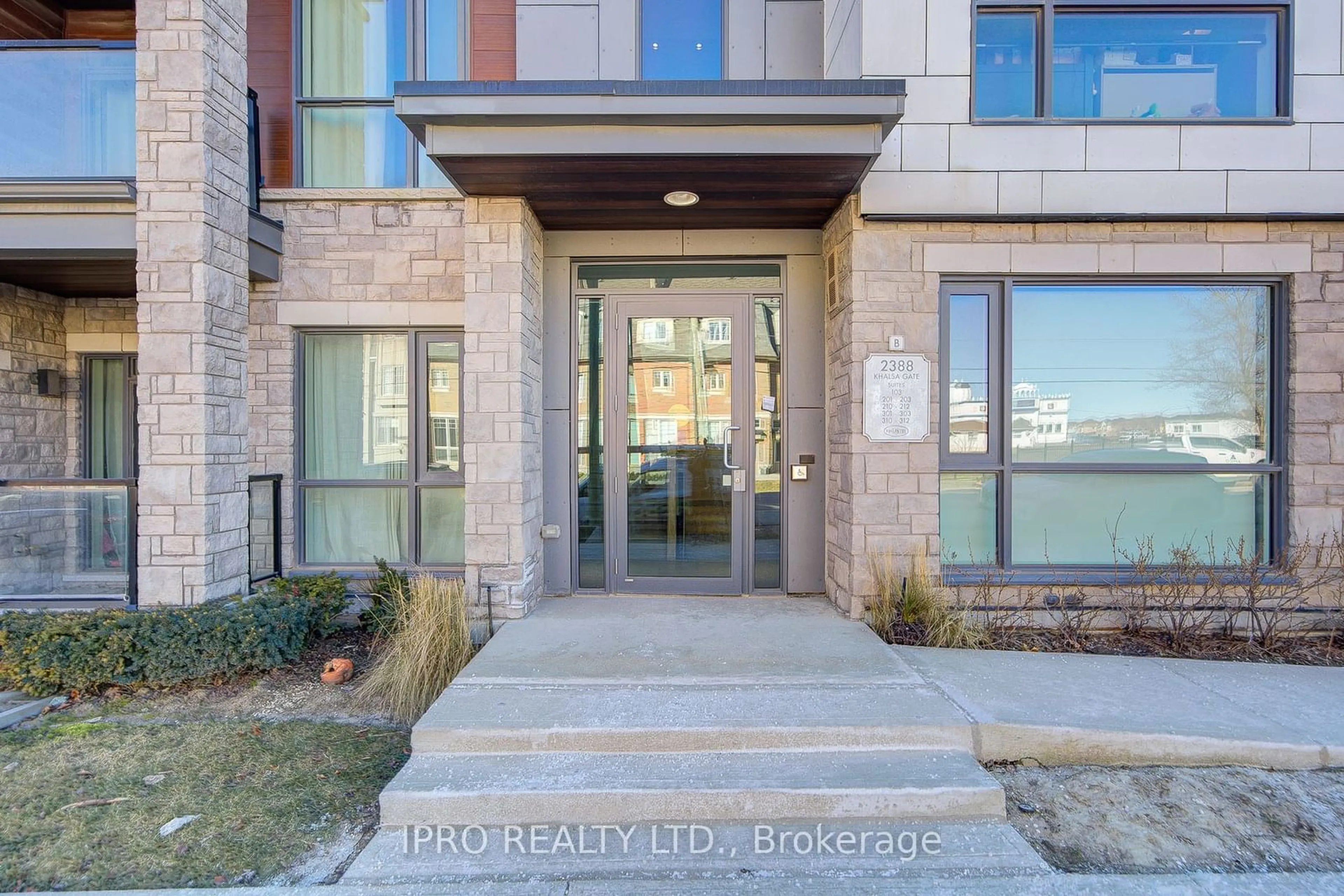 Indoor entryway for 2388 Khalsa Gate #303, Oakville Ontario L6M 4J2