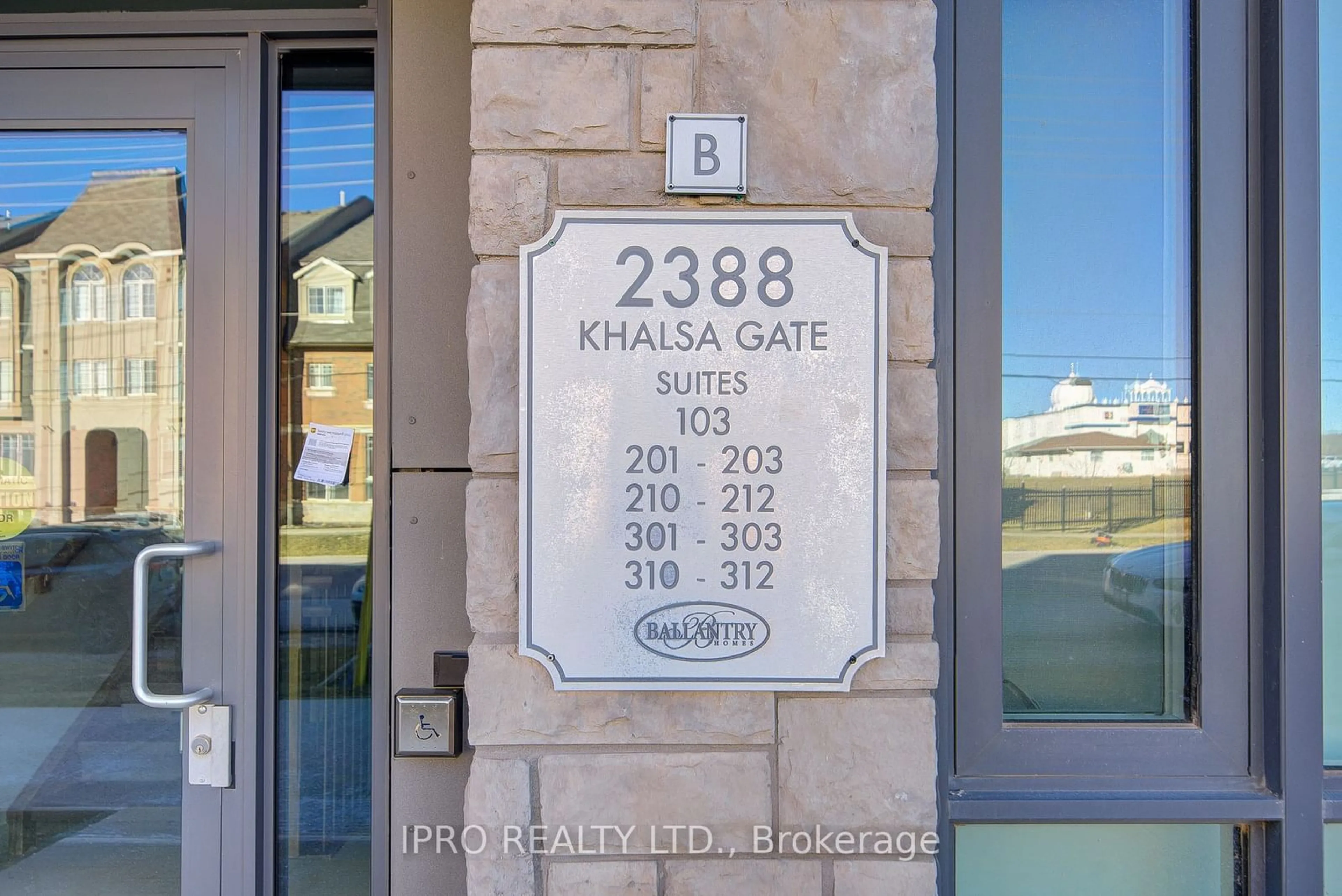 Indoor entryway for 2388 Khalsa Gate #303, Oakville Ontario L6M 4J2