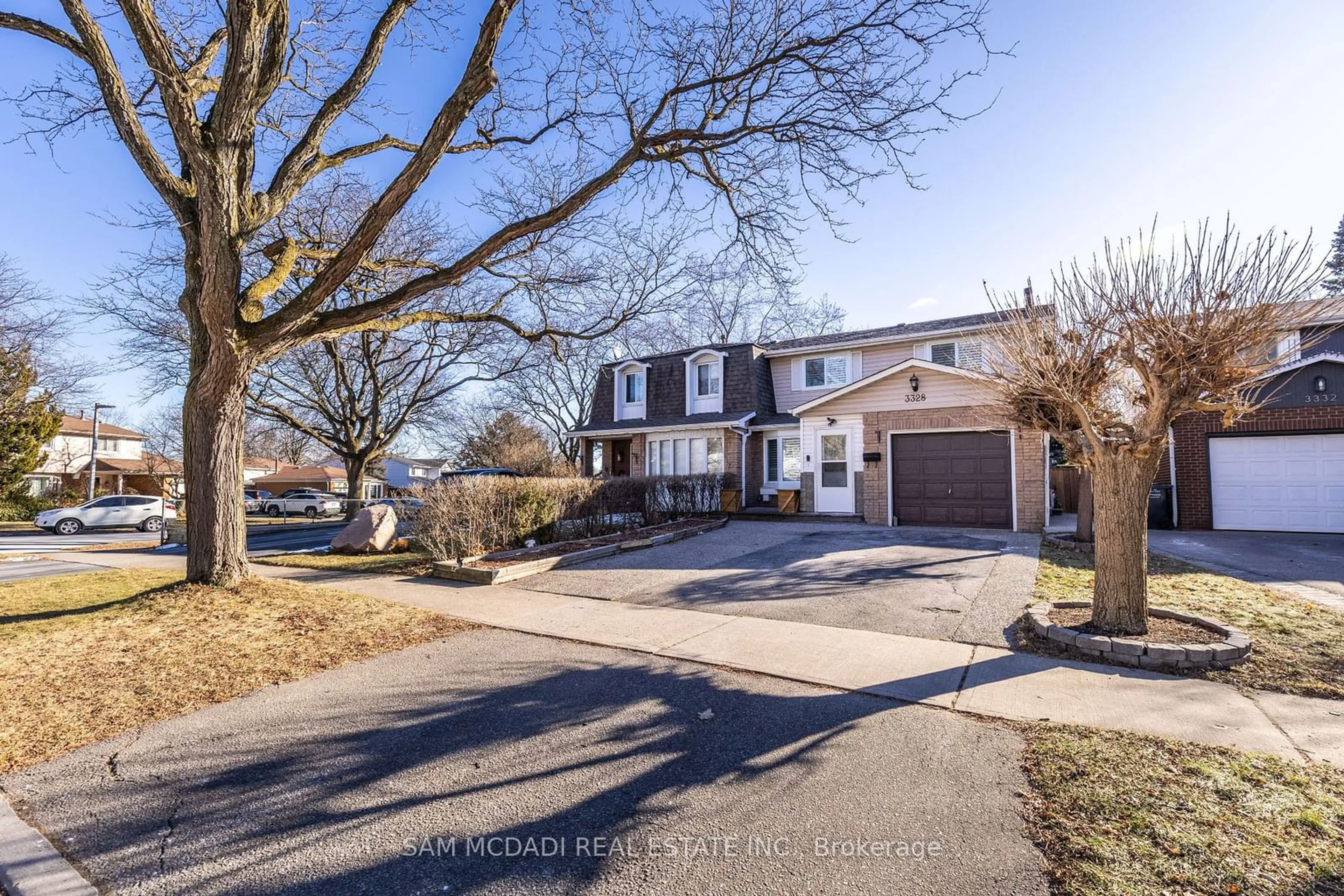 A pic from outside/outdoor area/front of a property/back of a property/a pic from drone, street for 3328 Chokecherry Cres, Mississauga Ontario L5L 1A9