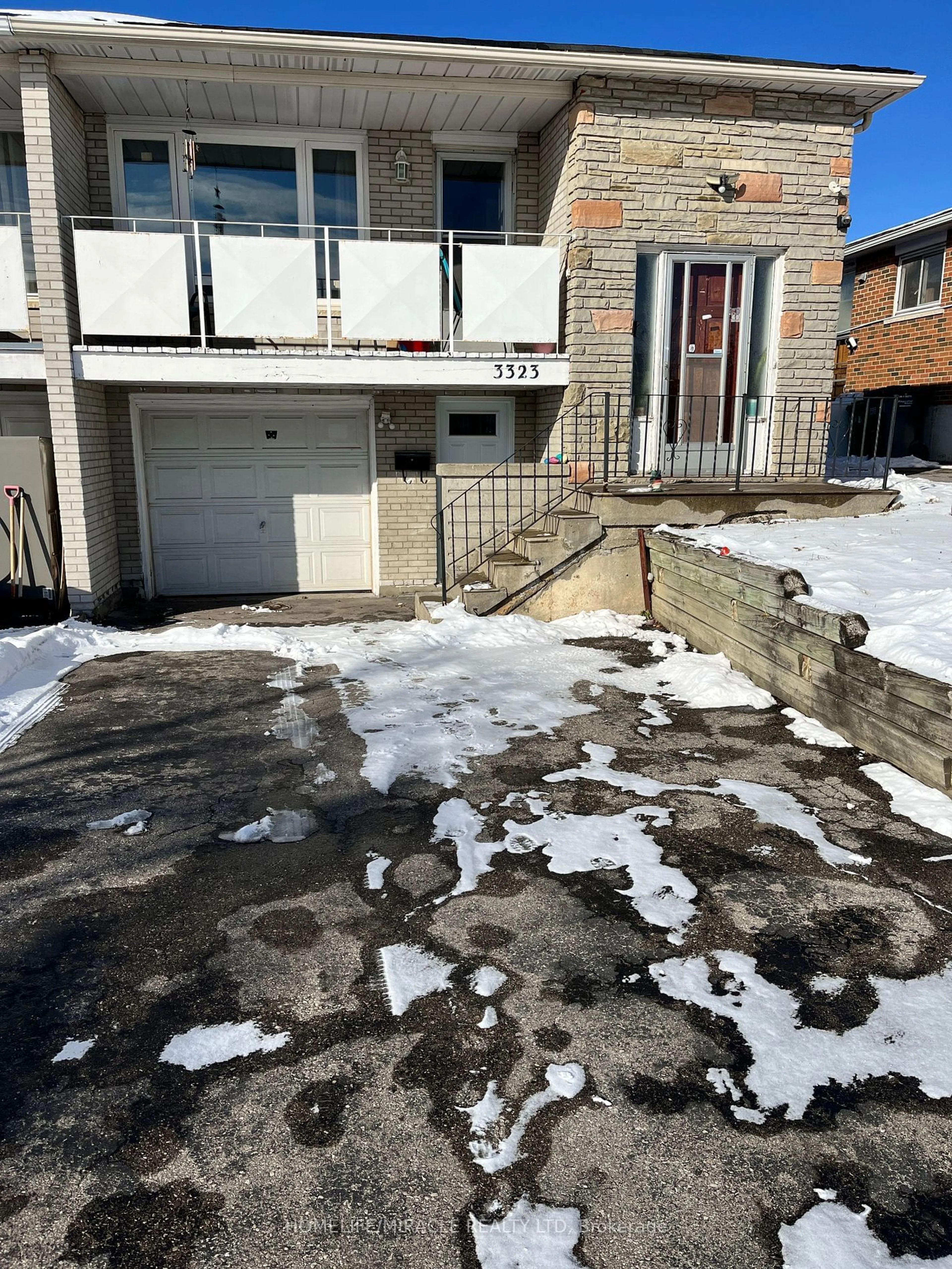 A pic from outside/outdoor area/front of a property/back of a property/a pic from drone, street for 3323 Jolliffe Ave, Mississauga Ontario L4T 1V6