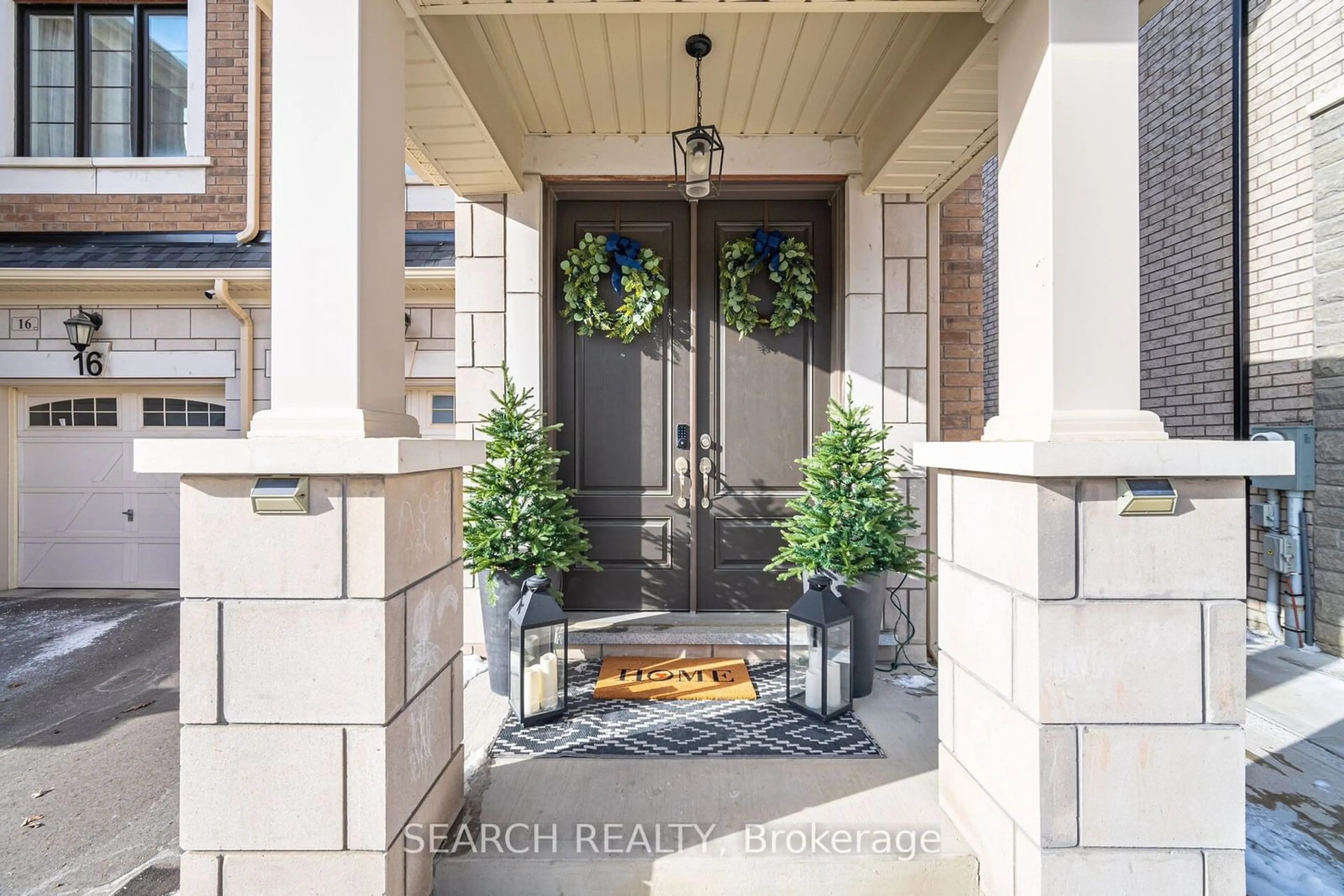 Indoor entryway for 18 Angelfish Rd, Brampton Ontario L7A 5C5