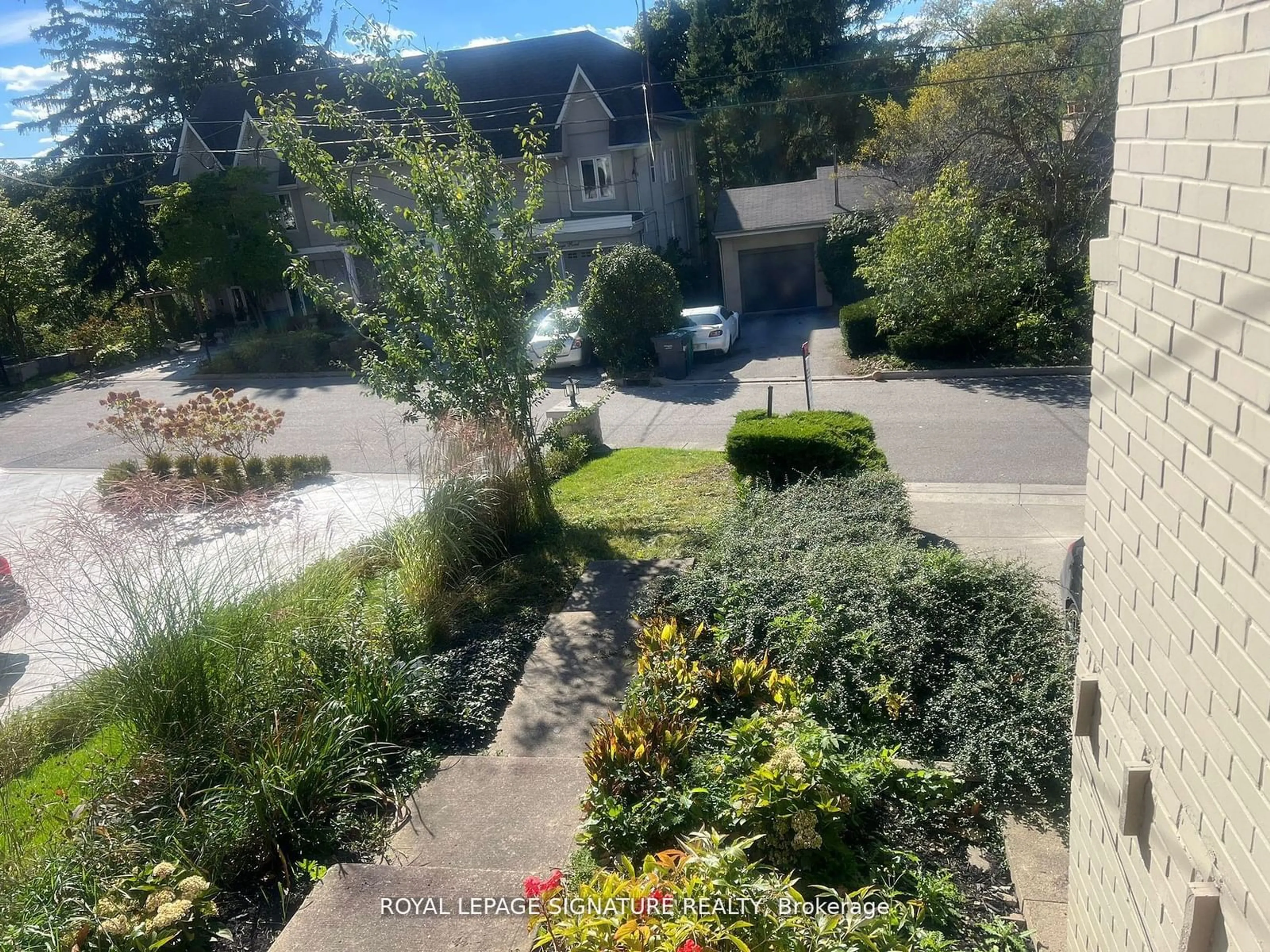 A pic from outside/outdoor area/front of a property/back of a property/a pic from drone, street for 2557 Mindemoya Rd, Mississauga Ontario L5C 2R1