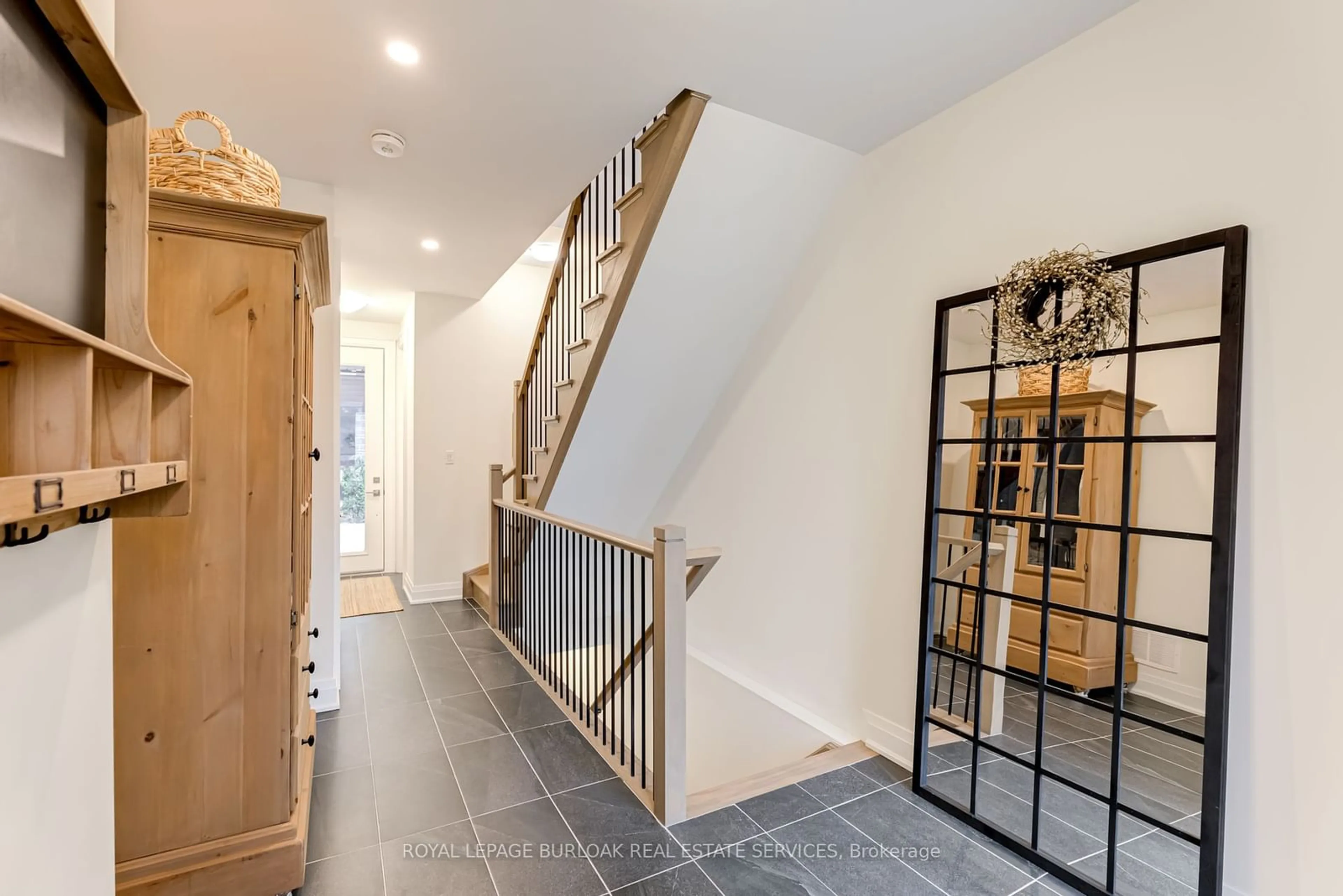 Indoor entryway for 3226 Ellyn Common, Burlington Ontario L7N 0A3