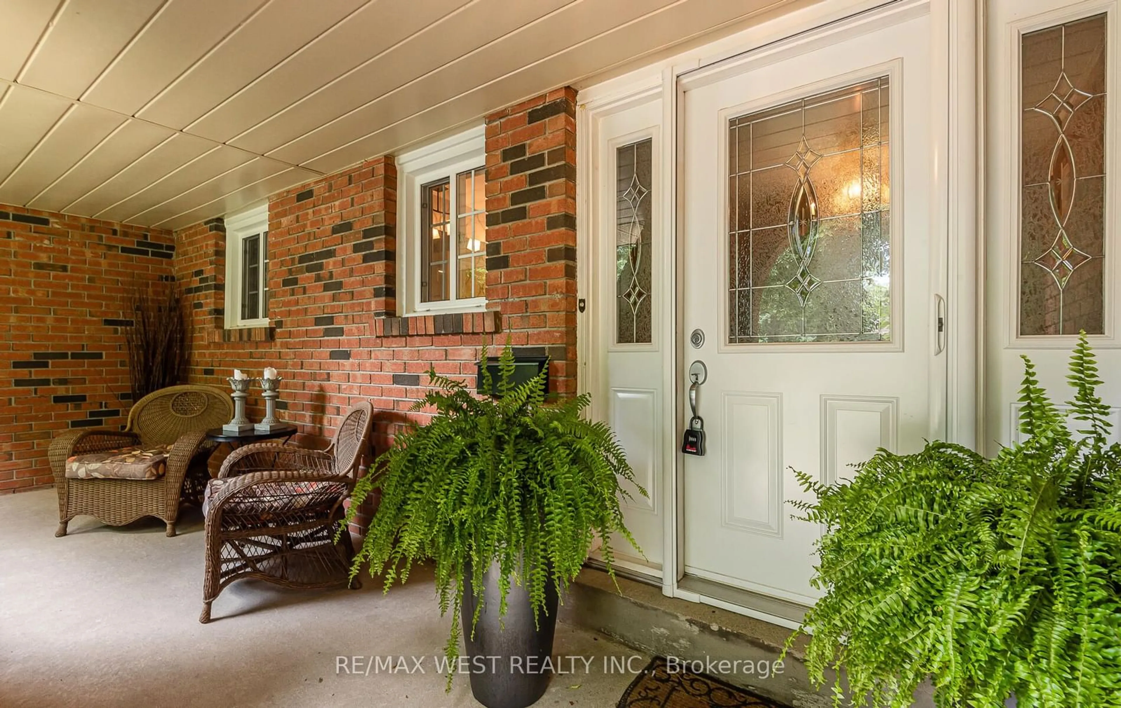 Indoor entryway for 12 Axminster Rd, Brampton Ontario L6Z 1T1