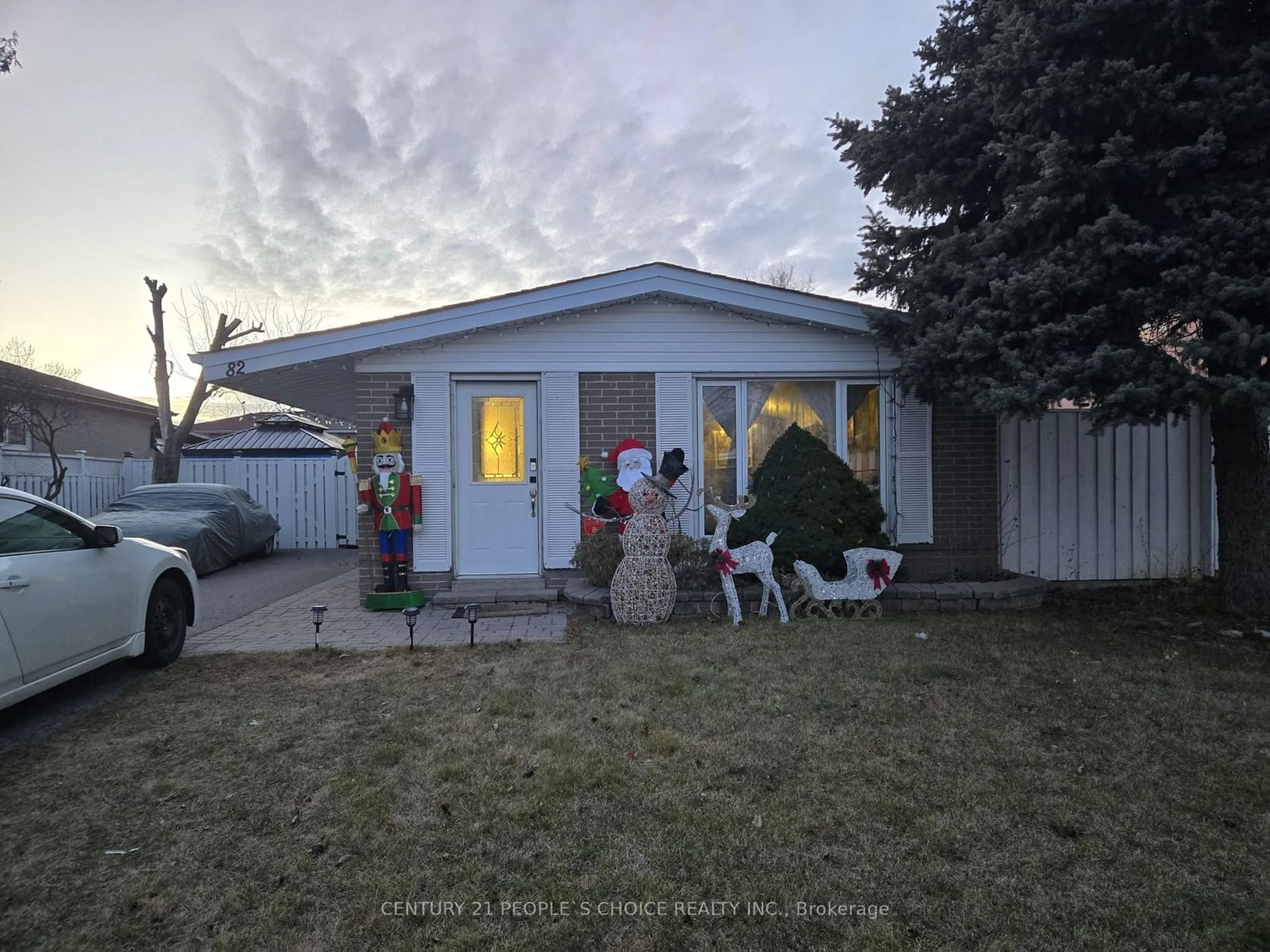 A pic from outside/outdoor area/front of a property/back of a property/a pic from drone, street for 82 Hullmar Dr, Toronto Ontario M3N 2E4