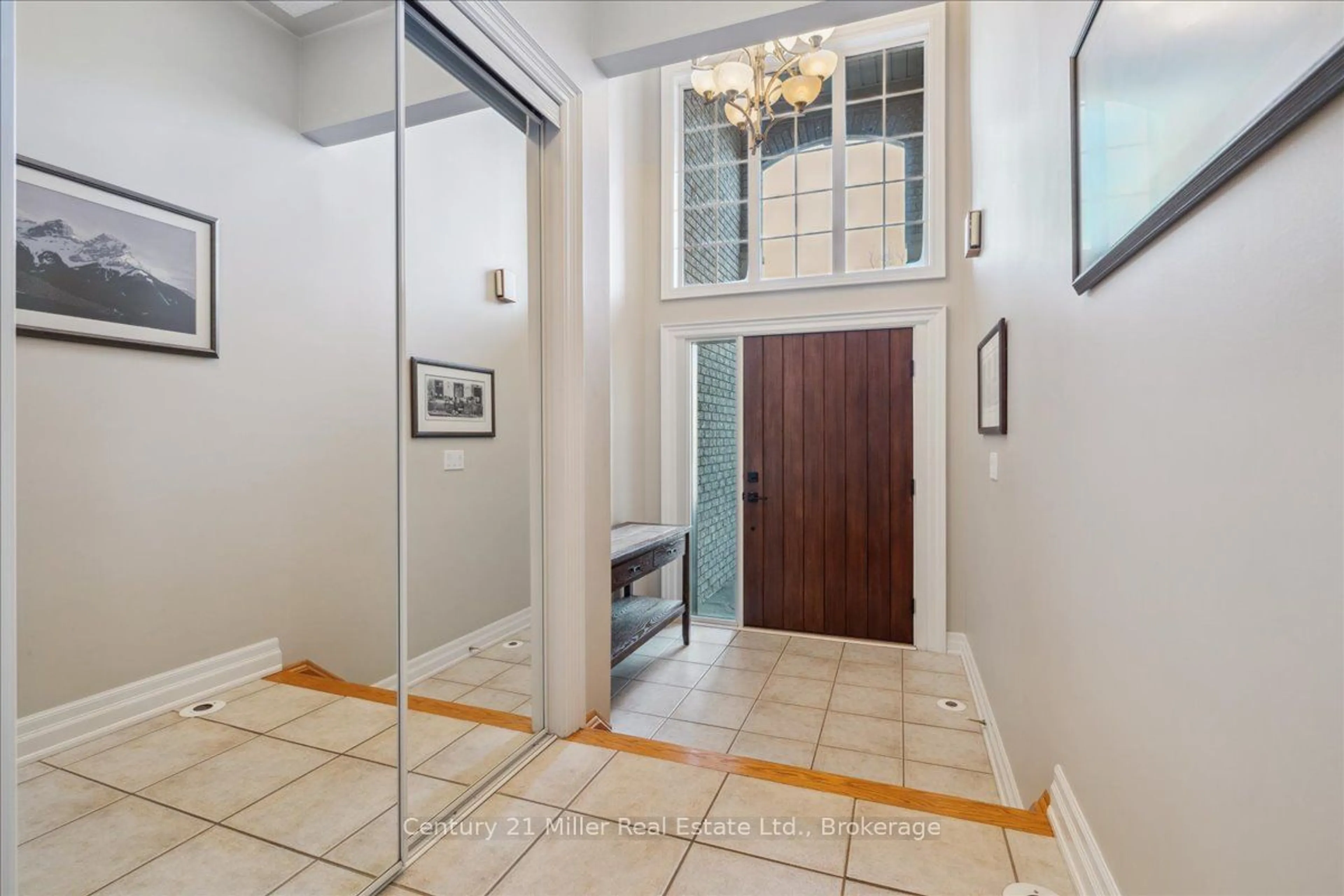 Indoor entryway for 2286 Woodfield Rd, Oakville Ontario L6H 6Y7