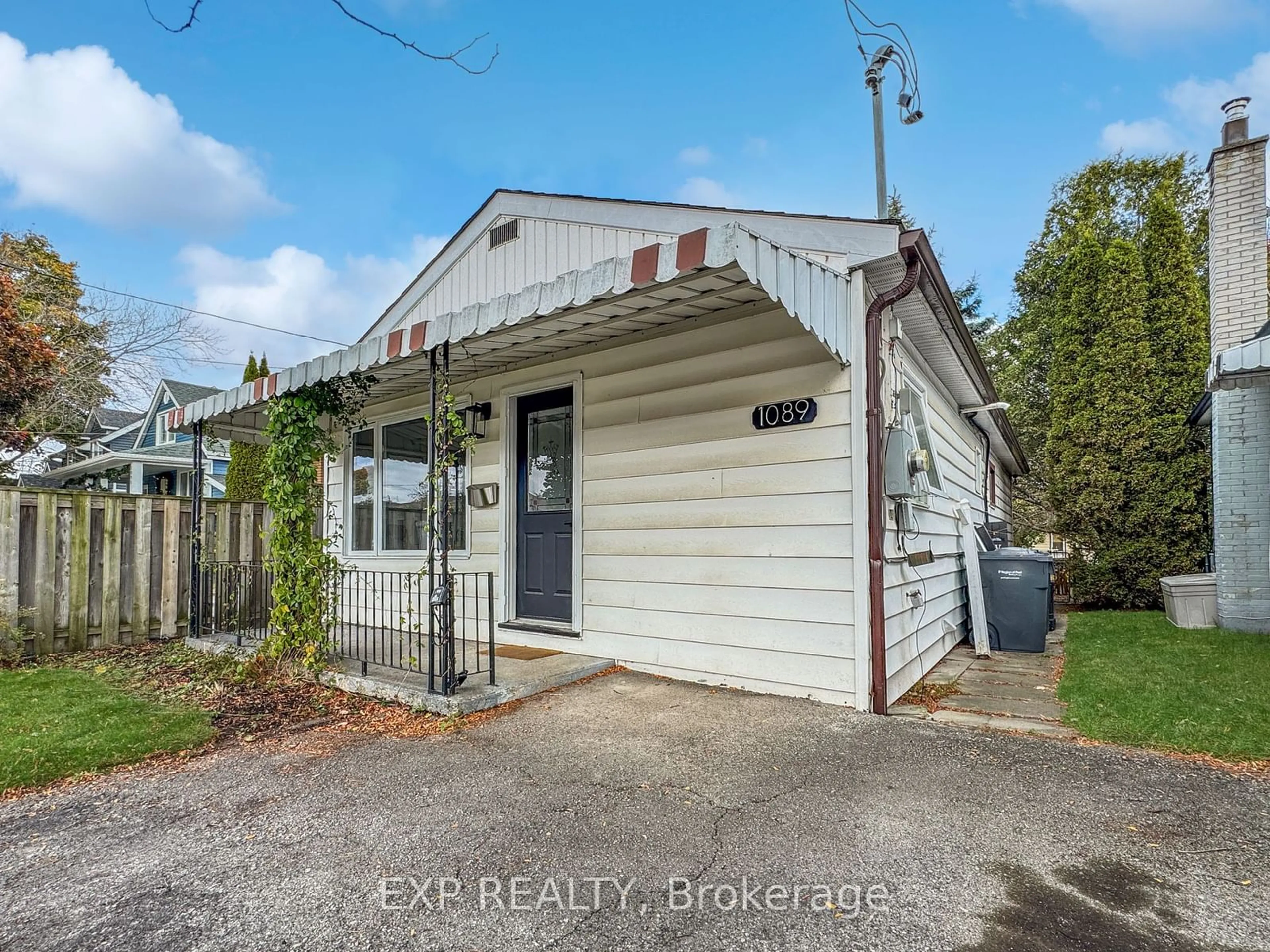 A pic from outside/outdoor area/front of a property/back of a property/a pic from drone, street for 1089 MEREDITH Ave, Mississauga Ontario L5E 2C8