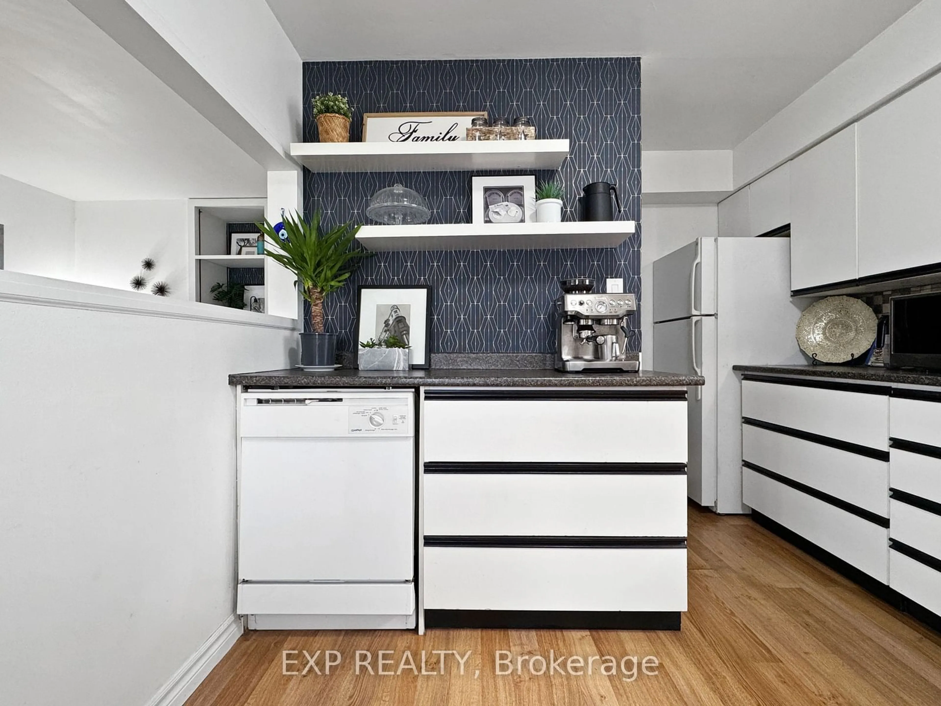 Contemporary kitchen, unknown for 1089 MEREDITH Ave, Mississauga Ontario L5E 2C8