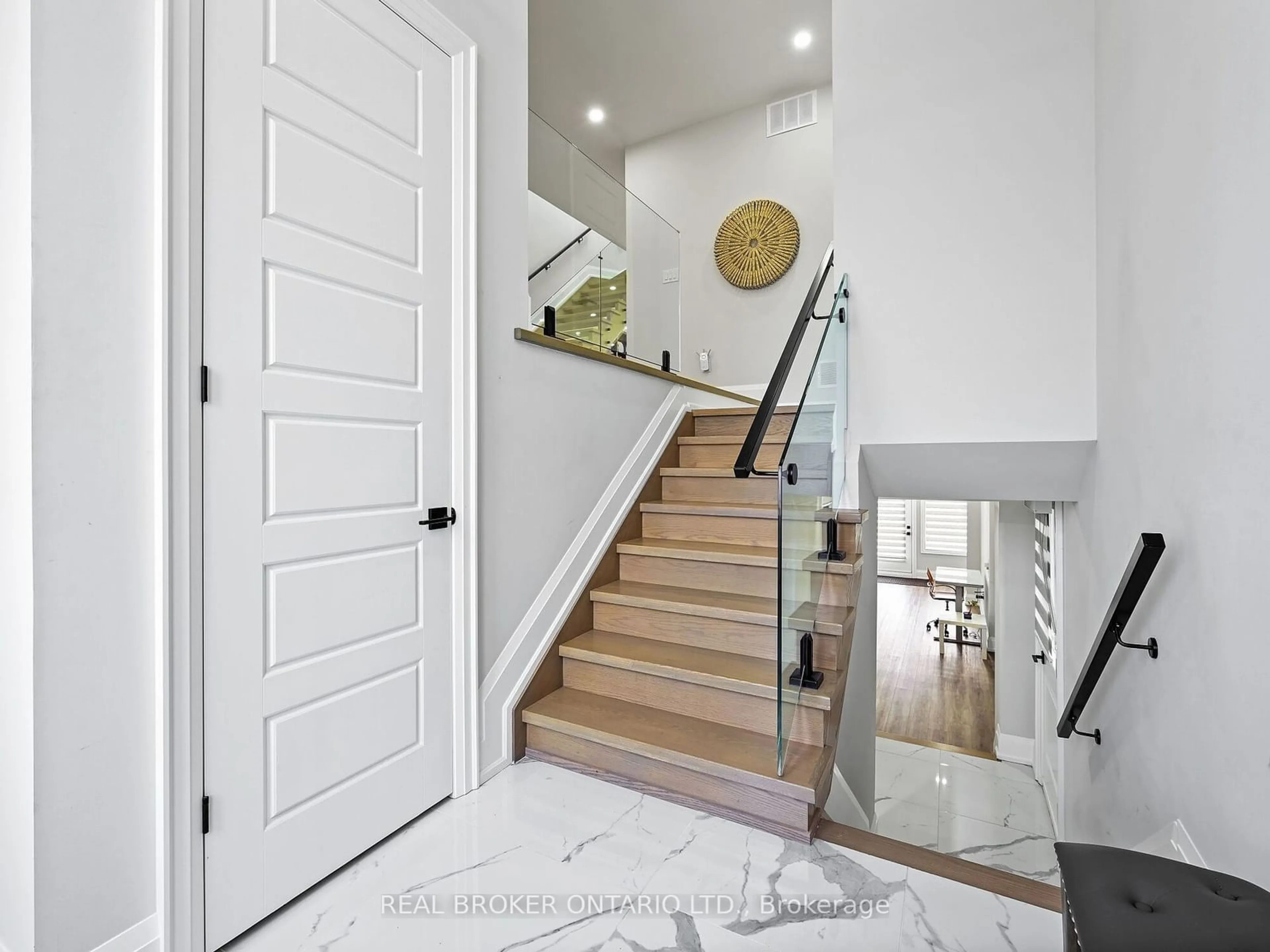 Indoor entryway for 920 Fourth St, Mississauga Ontario L5E 1J6