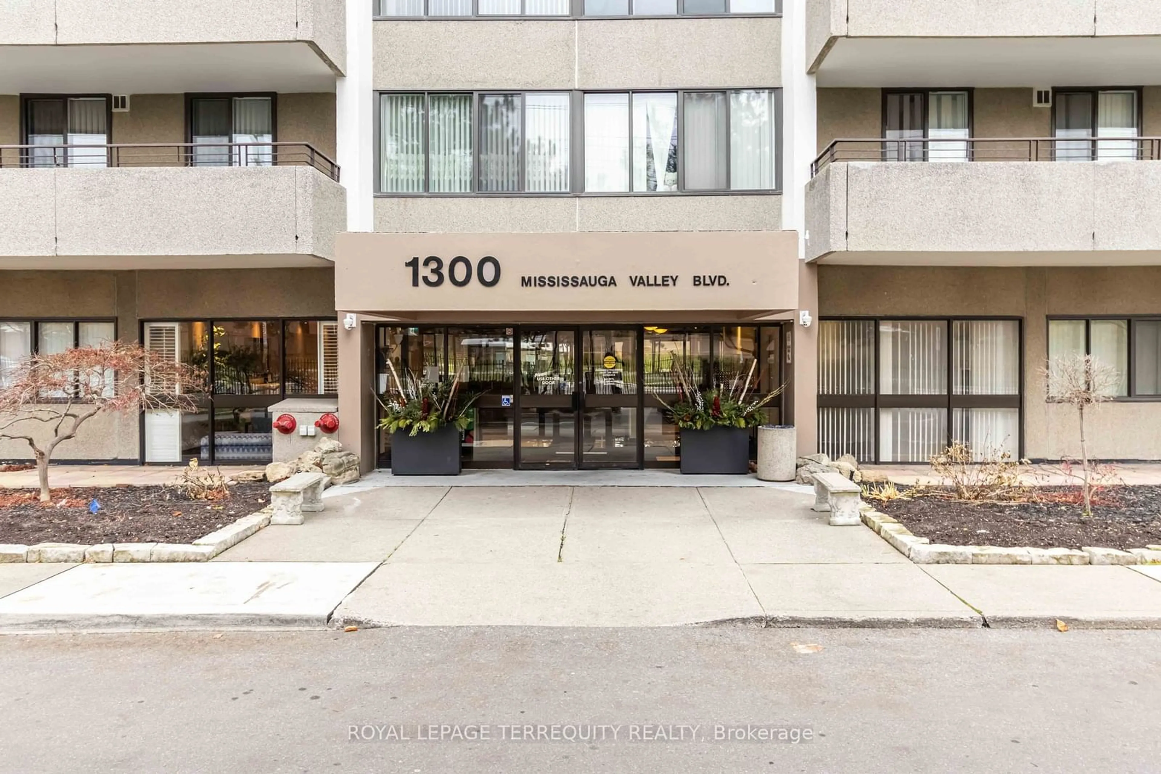 Indoor foyer for 1300 Mississauga Valley Blvd #909, Mississauga Ontario L5A 3S8