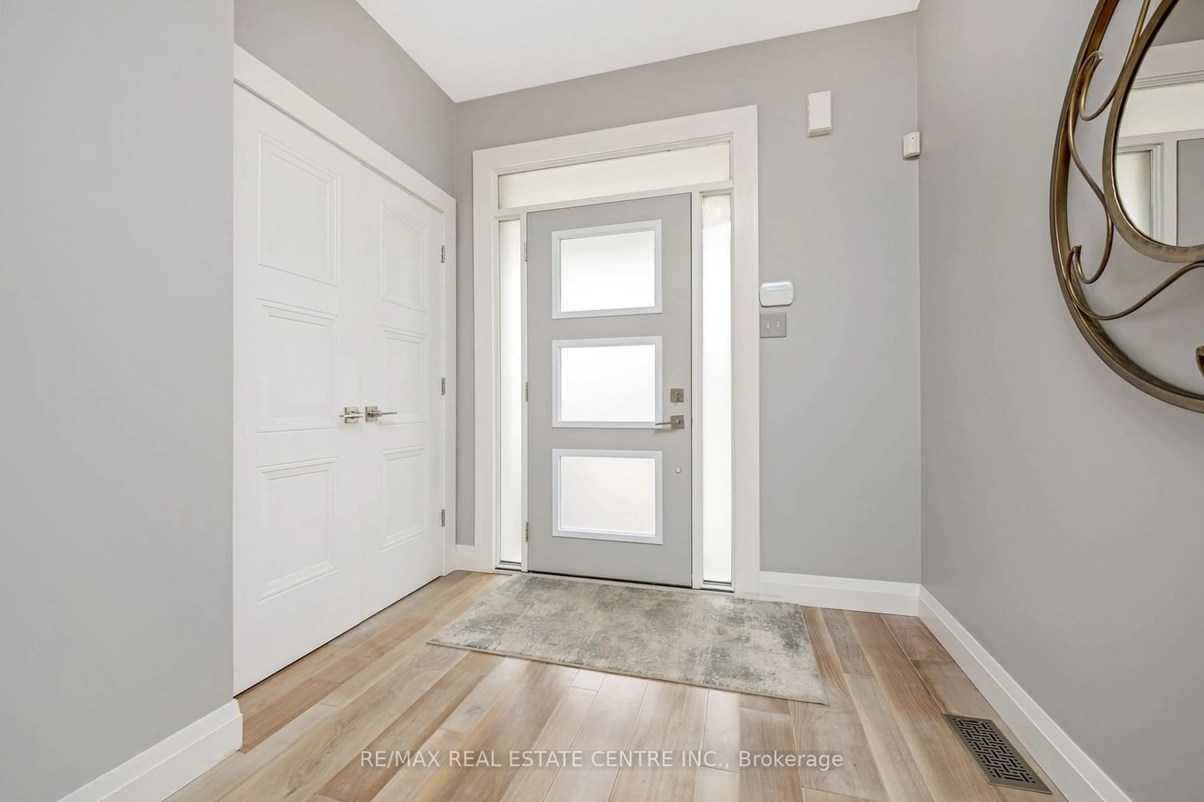 Indoor entryway for 567 SANDERSON Cres, Milton Ontario L9T 8L9