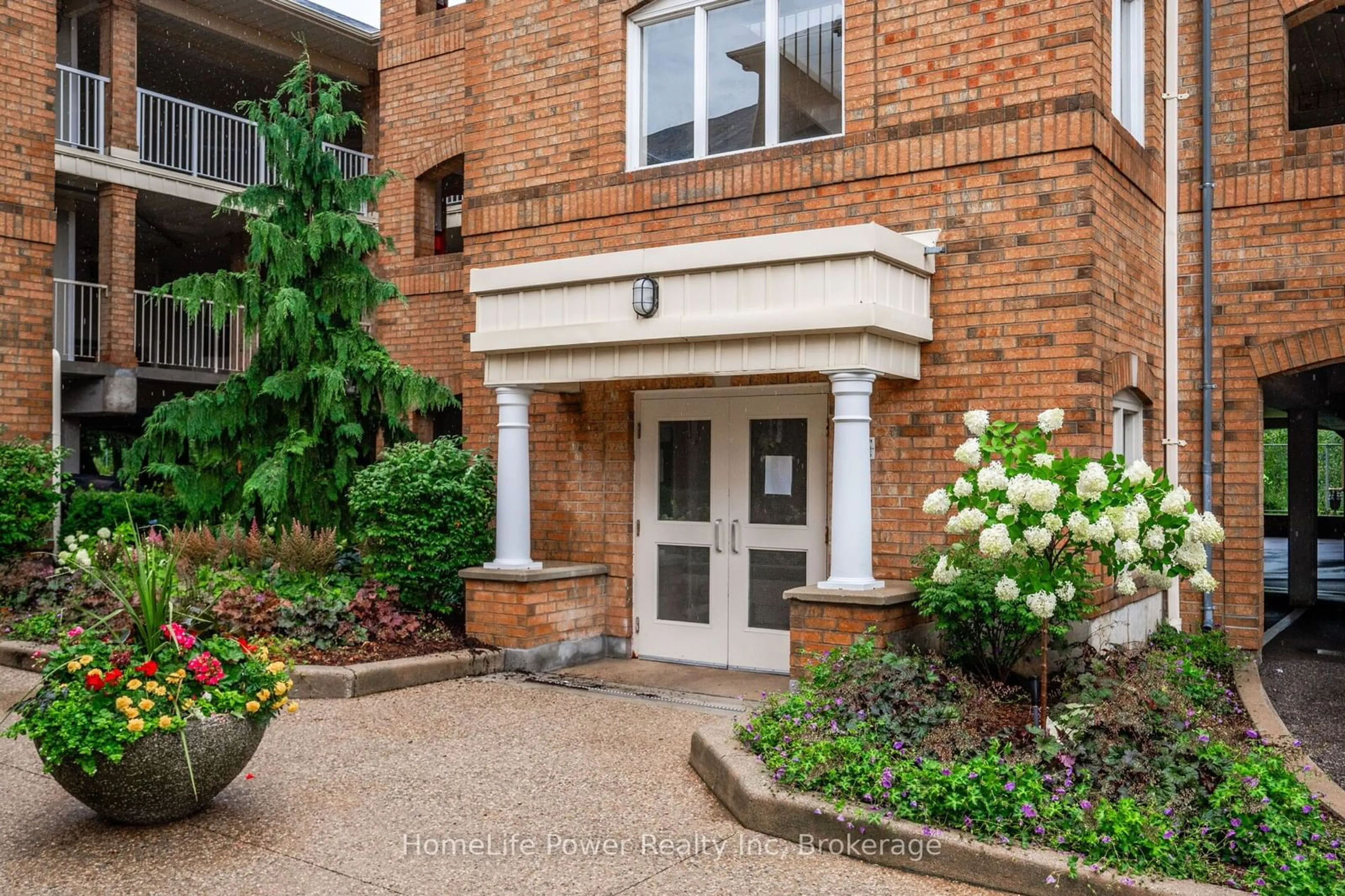 Indoor entryway for 109 Bristol Rd #127, Mississauga Ontario L4Z 3P6