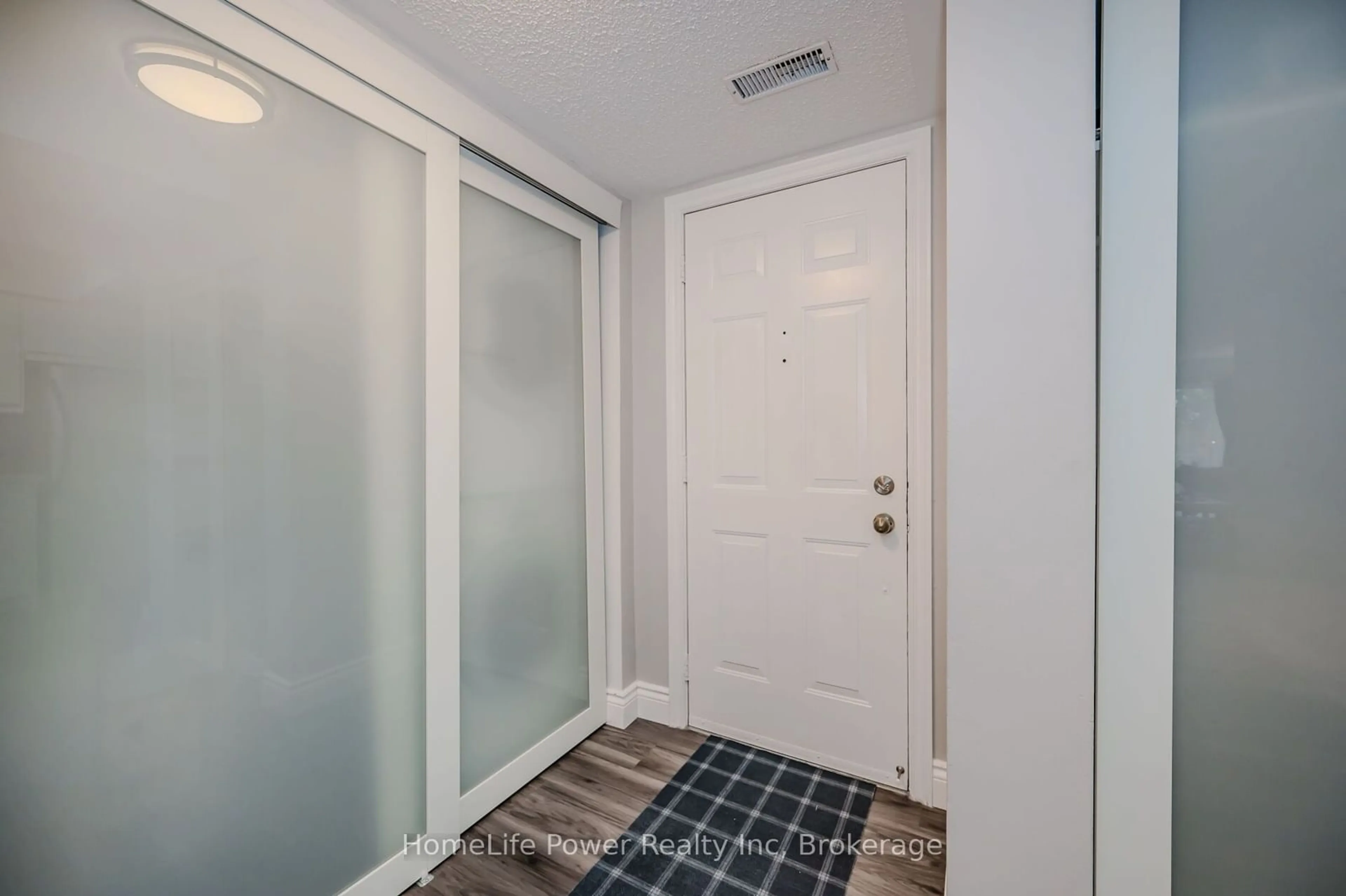 Indoor entryway for 109 Bristol Rd #127, Mississauga Ontario L4Z 3P6