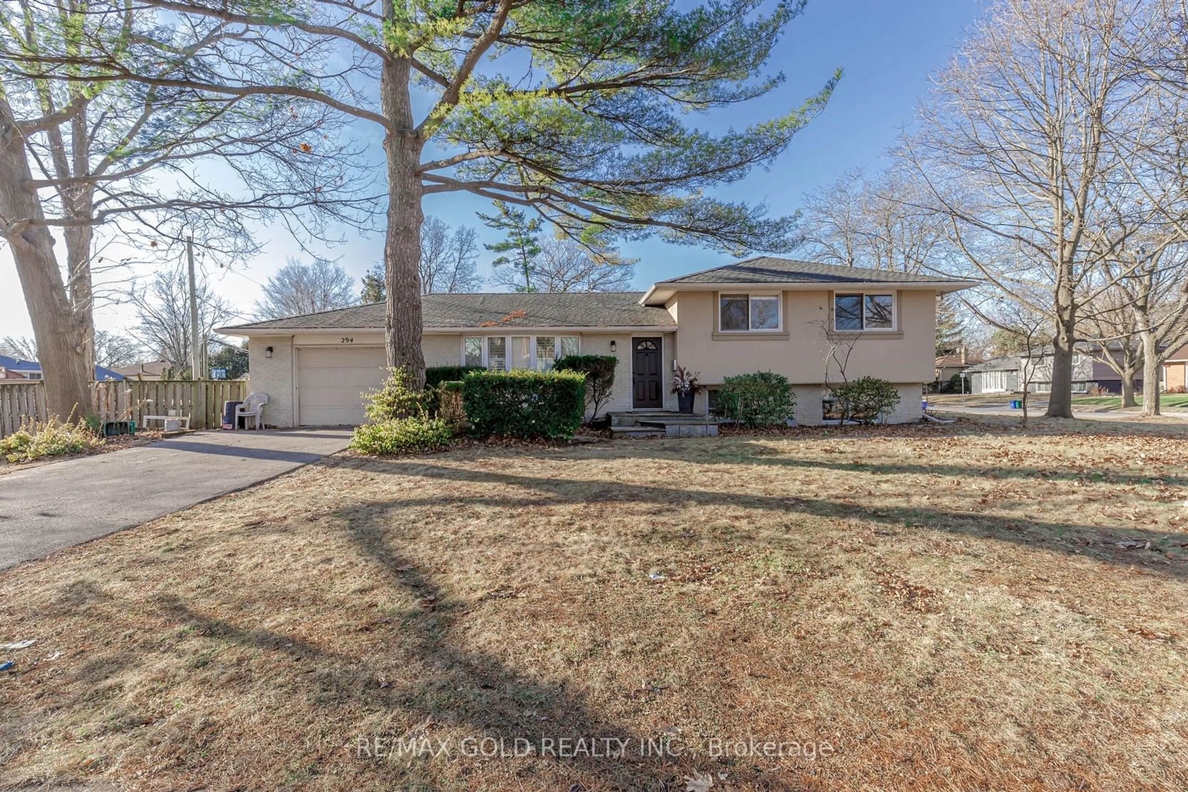 A pic from outside/outdoor area/front of a property/back of a property/a pic from drone, street for 294 Cheltenham Rd, Burlington Ontario L7L 4H7