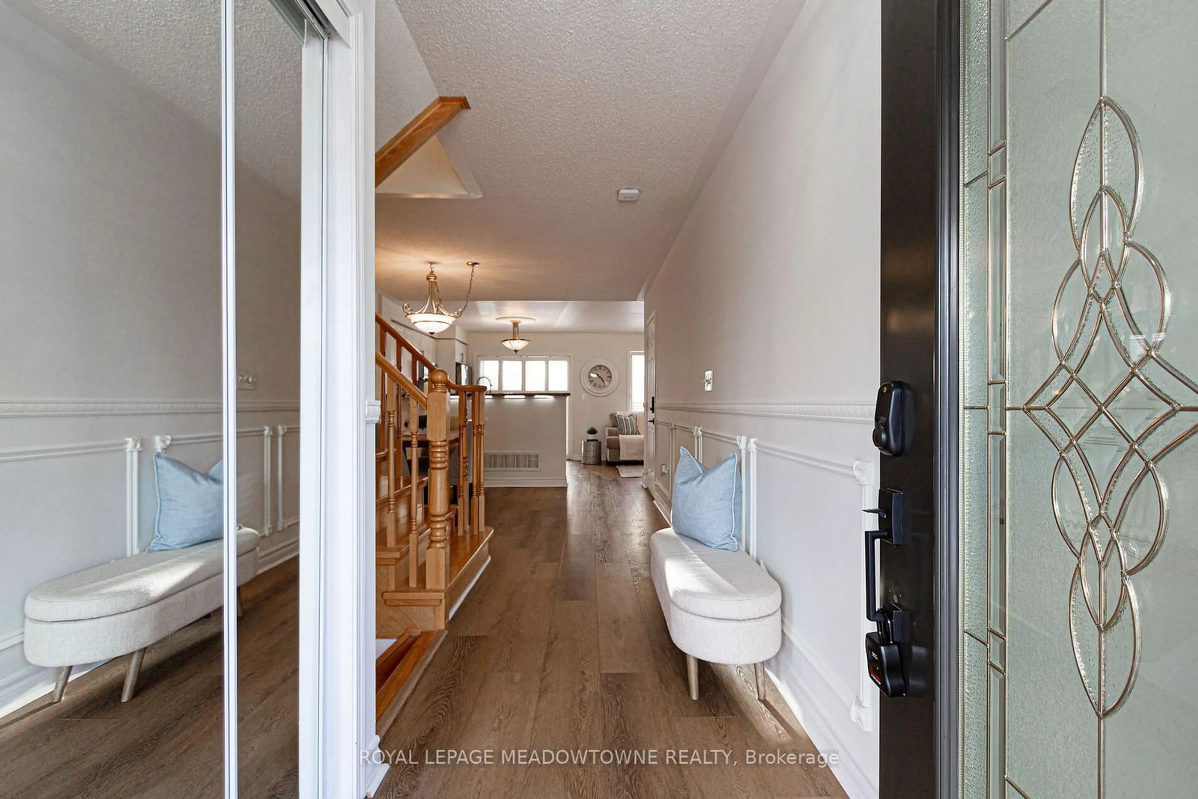 Indoor foyer for 431 Baverstock Cres, Milton Ontario L9T 5K7