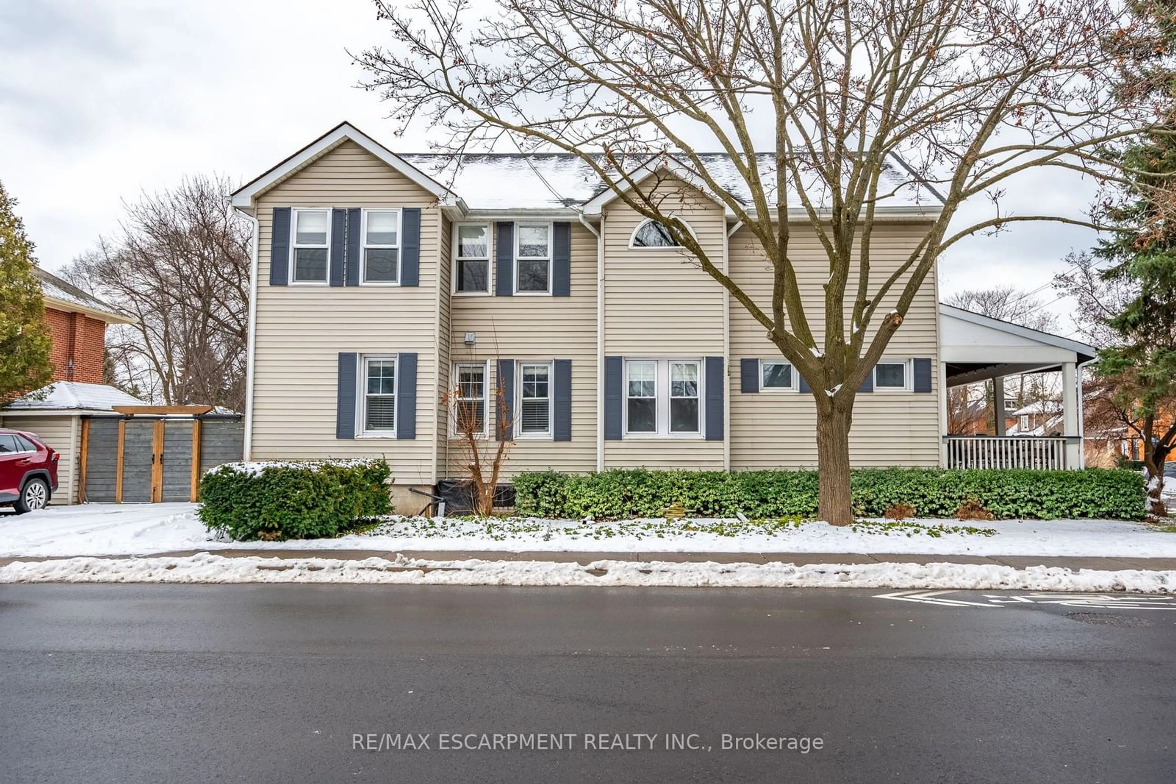 Home with vinyl exterior material, street for 511 Martha St, Burlington Ontario L7R 2R1