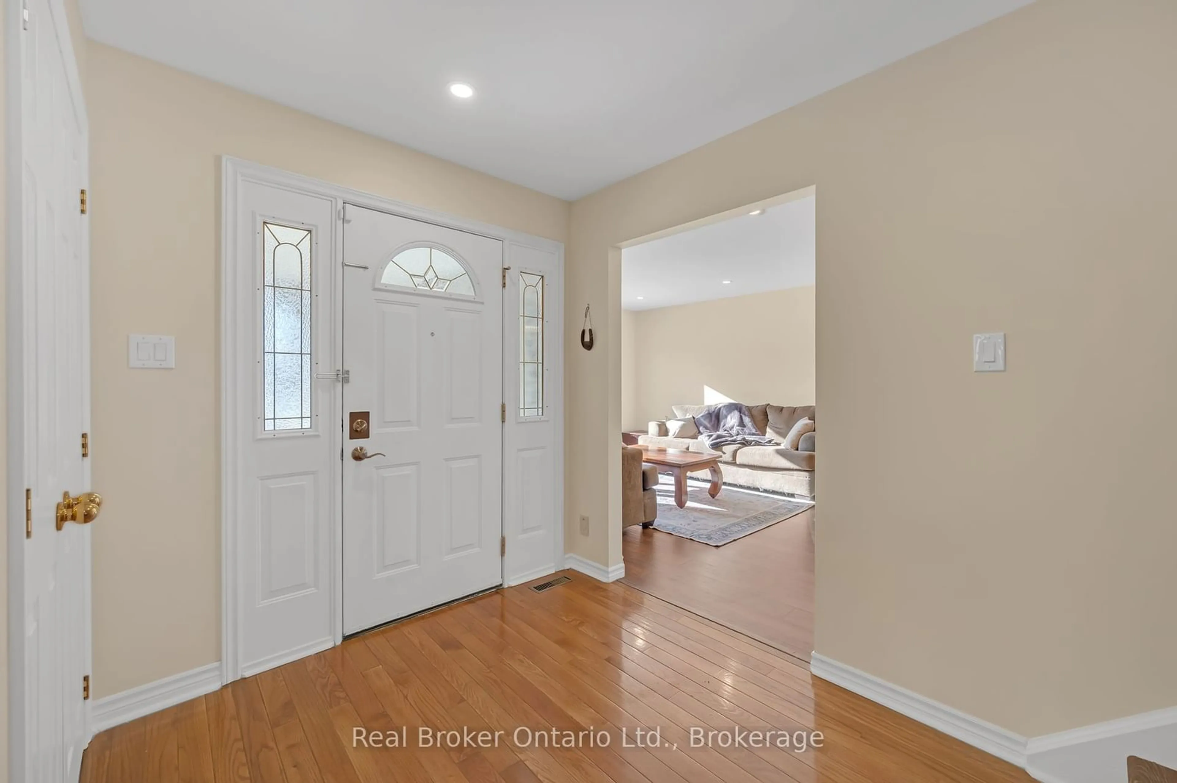 Indoor entryway for 2503 Waterford St, Oakville Ontario L6L 5E5