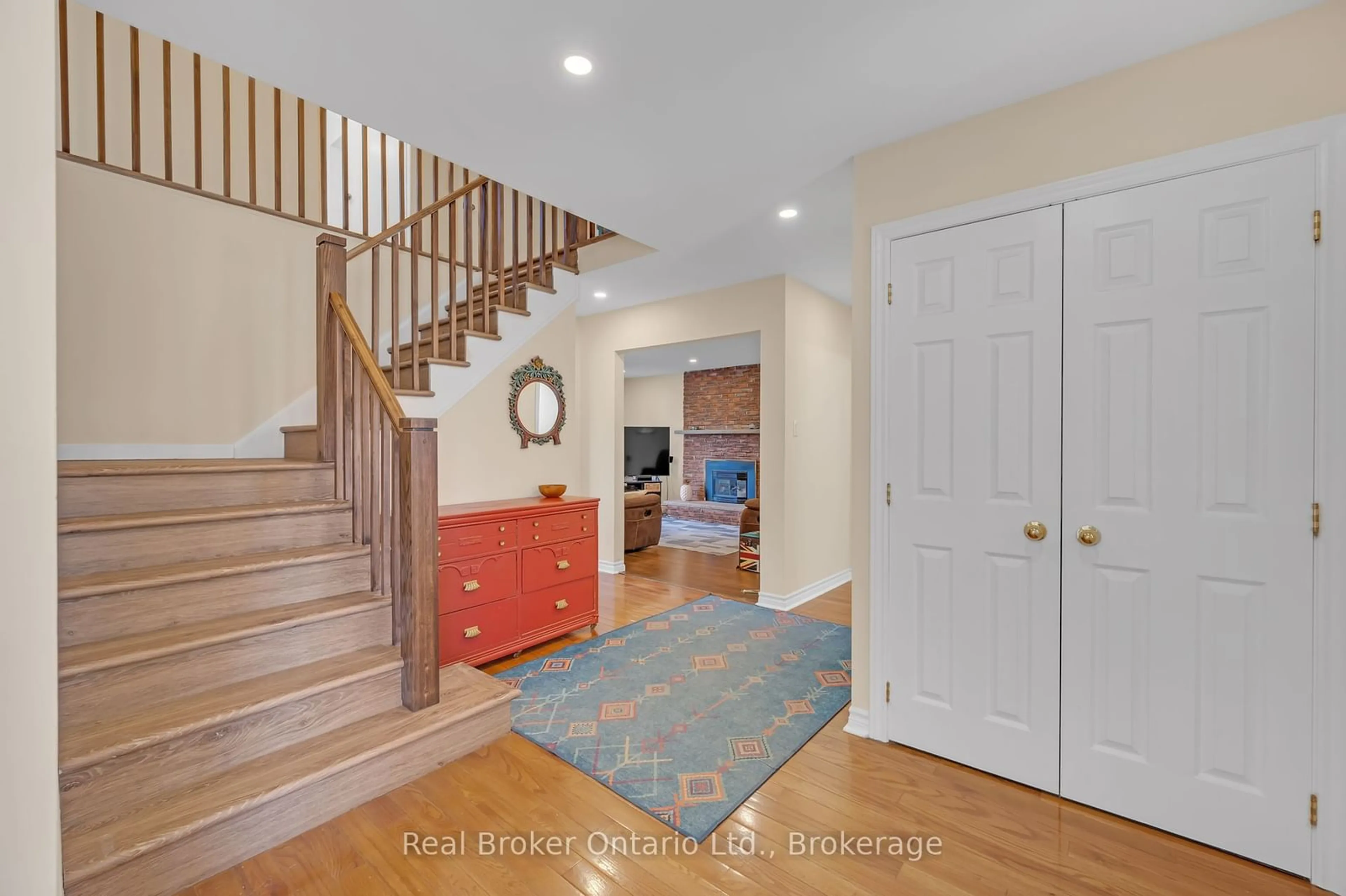 Indoor entryway for 2503 Waterford St, Oakville Ontario L6L 5E5